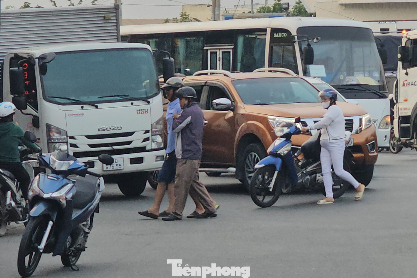 Người dân hỗ trợ đưa người bị nạn vào lề đường. Riêng trong tháng 12/2023, tại khu vực này đã xảy ra 2 vụ TNGT, làm chết 1 người, 1 người bị thương. Mỗi ngày có gần 50.000 phương tiện lưu thông qua lại đã gây kẹt xe cục bộ, khi cao tốc TPHCM - Trung Lương có tai nạn lượng xe từ cao tốc di chuyển xuống hướng Quốc lộ 1 gây kẹt xe nghiêm trọng.