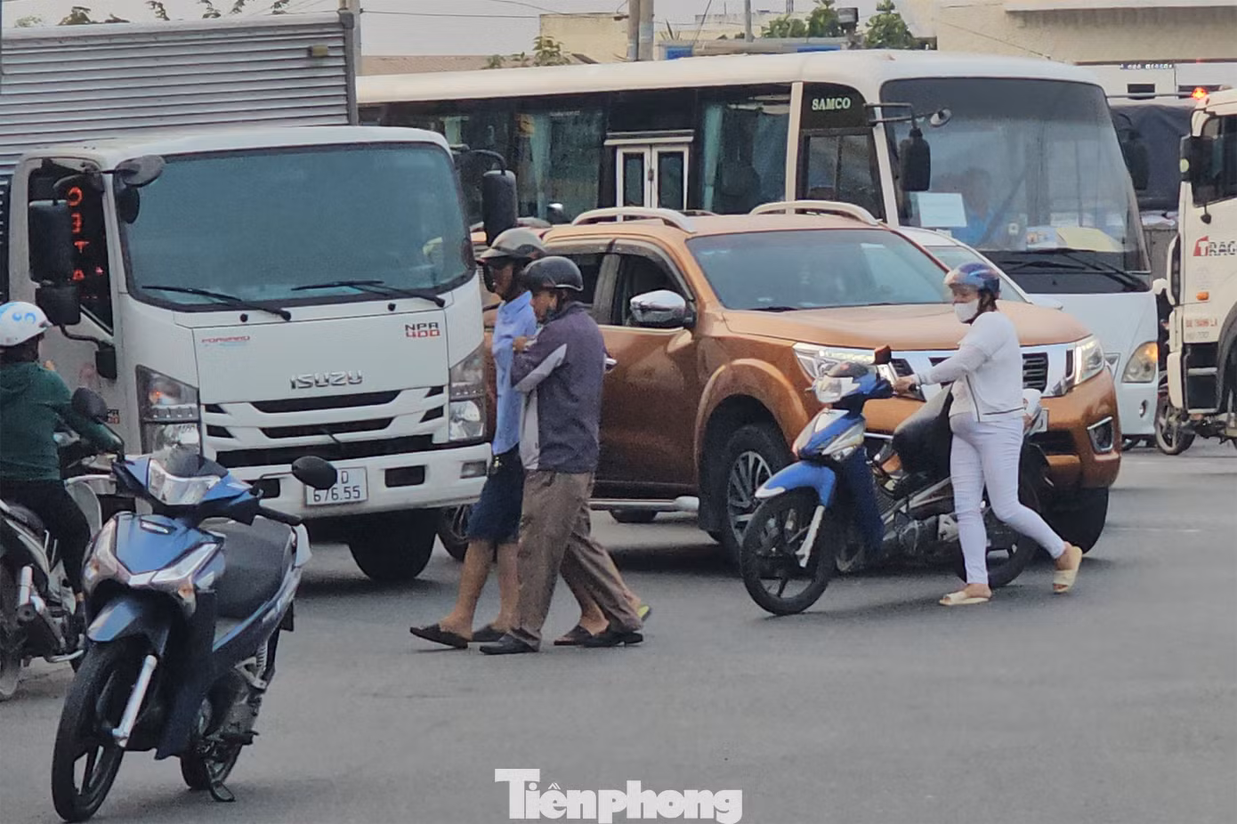 Người dân hỗ trợ đưa người bị nạn vào lề đường. Riêng trong tháng 12/2023, tại khu vực này đã xảy ra 2 vụ TNGT, làm chết 1 người, 1 người bị thương. Mỗi ngày có gần 50.000 phương tiện lưu thông qua lại đã gây kẹt xe cục bộ, khi cao tốc TPHCM - Trung Lương có tai nạn lượng xe từ cao tốc di chuyển xuống hướng Quốc lộ 1 gây kẹt xe nghiêm trọng. Người dân hỗ trợ đưa người bị nạn vào lề đường. Riêng trong tháng 12/2023, tại khu vực này đã xảy ra 2 vụ TNGT, làm chết 1 người, 1 người bị thương. Mỗi ngày có gần 50.000 phương tiện lưu thông qua lại đã gây kẹt xe cục bộ, khi cao tốc TPHCM - Trung Lương có tai nạn lượng xe từ cao tốc di chuyển xuống hướng Quốc lộ 1 gây kẹt xe nghiêm trọng.