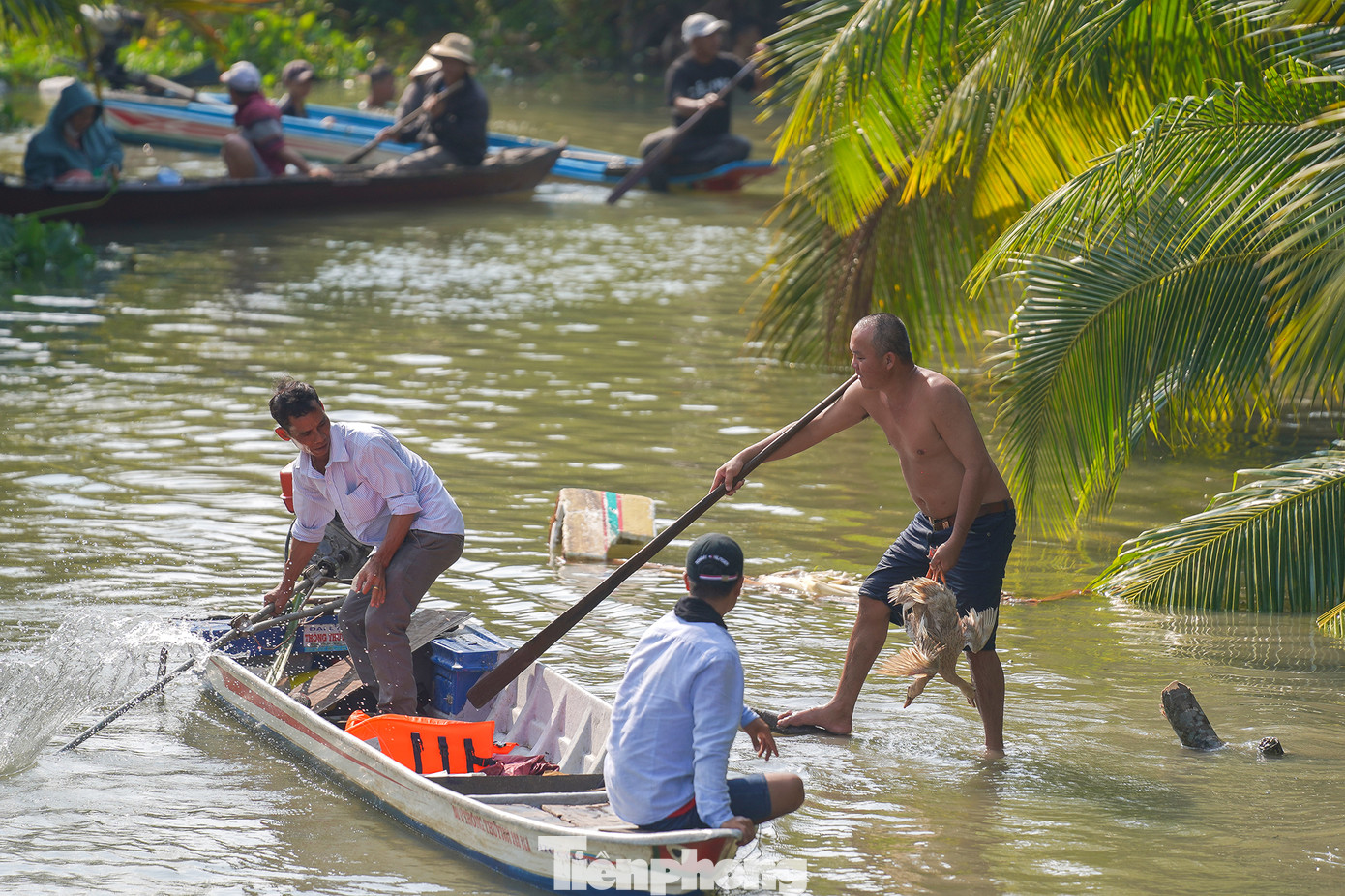 Chiến lợi phẩm sau cuộc thi là...món vịt nấu cháo, trộn gỏi mừng lễ hội Làm Chay. Sau cuộc thi bắt vịt, tối 16 tháng Giêng (25/2) năm nay sẽ tiếp tục diễn ra các hoạt động khác của lễ hội, trong đó tiết mục chính là hoạt động xô giàn tranh lộc diễn ra lúc nửa đêm. Do rơi vào tối chủ nhật cuối tuần, hoạt động xô giàn năm nay dự kiến sẽ thu hút hàng chục ngàn người tham dự.