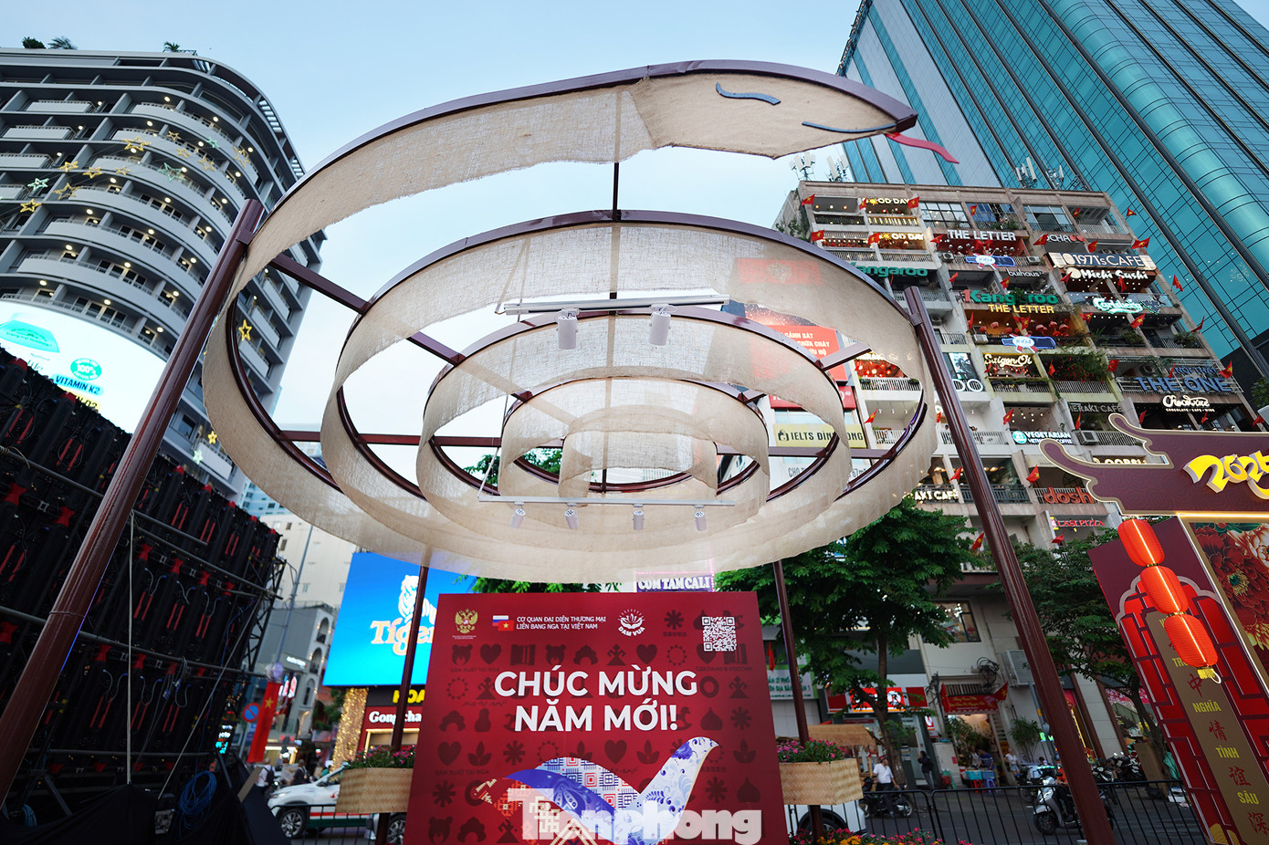 Các gian trưng bày của các lãnh sự quán hứa hẹn là nơi check-in thú vị cho khách.