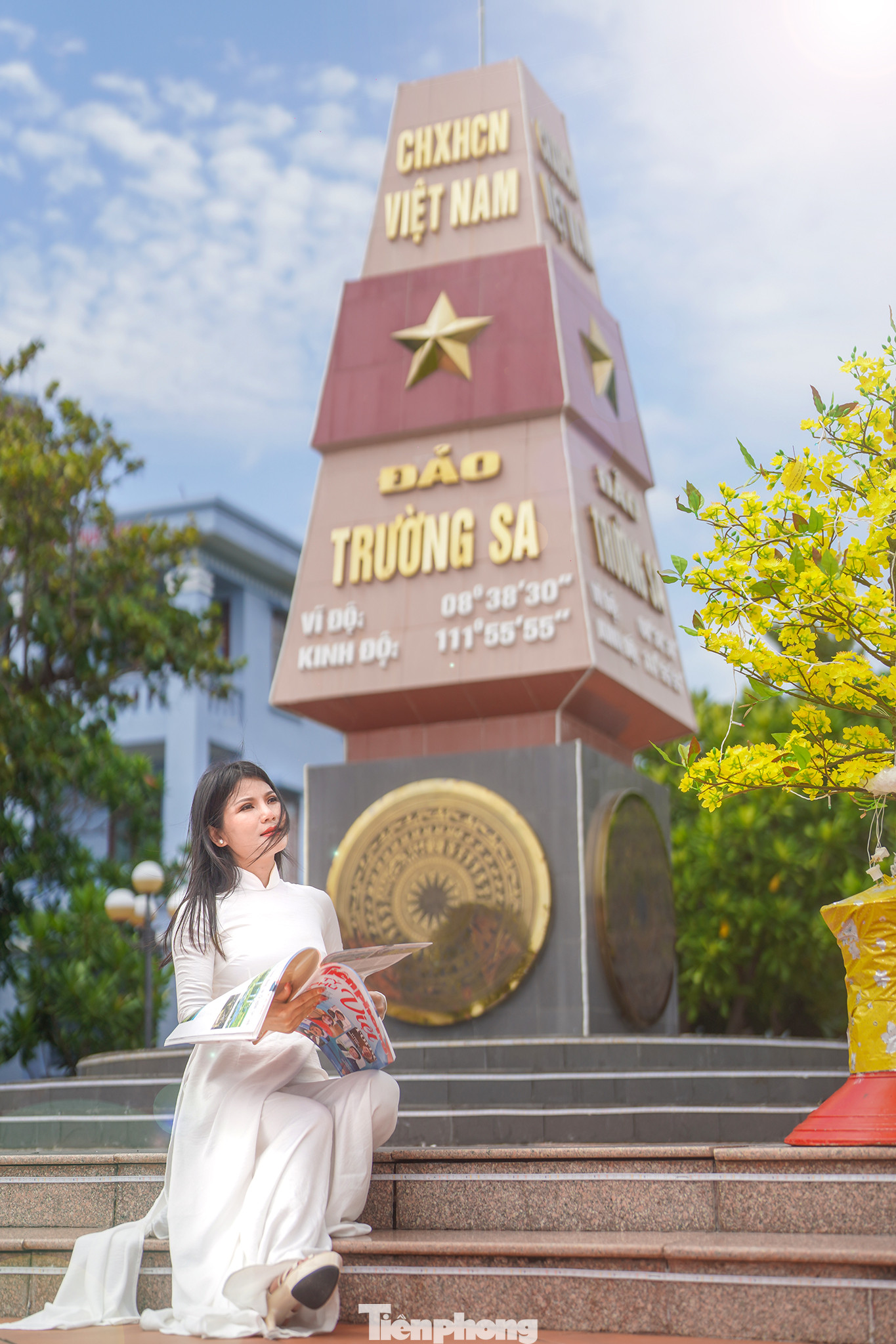 Ca sĩ Hoàng Yến có mặt trong đoàn công tác thực hiện cầu truyền hình Xuân Trường Sa 2024 xúc động khi được mời làm mẫu ảnh áo dài ngay bên cạnh cột mốc chủ quyền Trường Sa. Ca sĩ Hoàng Yến có mặt trong đoàn công tác thực hiện cầu truyền hình Xuân Trường Sa 2024 xúc động khi được mời làm mẫu ảnh áo dài ngay bên cạnh cột mốc chủ quyền Trường Sa.