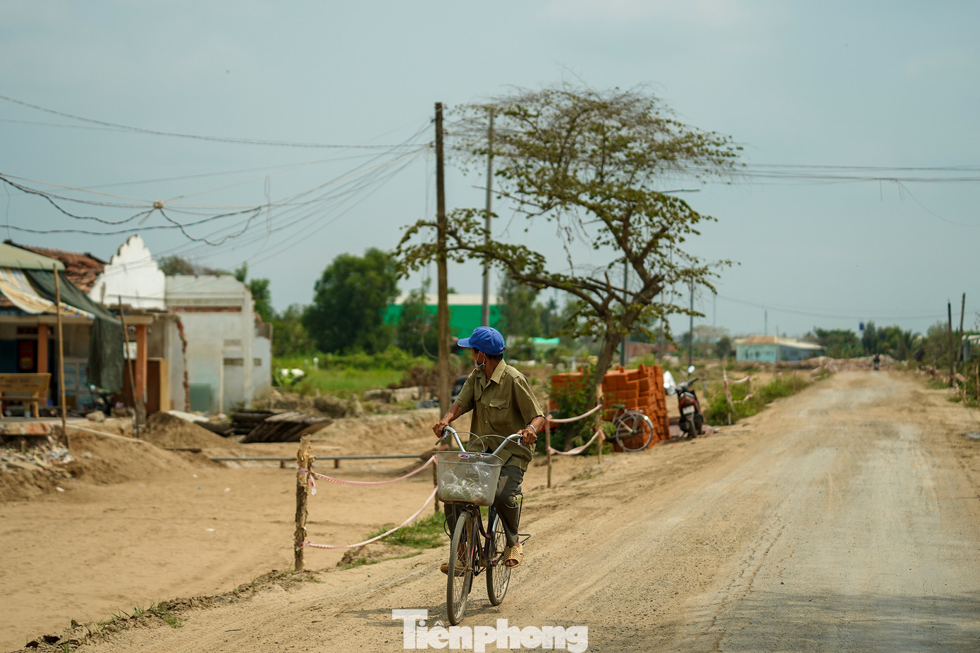 Đoạn từ ĐT827A - ĐT827B còn vướng giếng nước dân sinh, đường điện trung, hạ thế và đường cáp viễn thông. Riêng đường điện trung, hạ thế, hiện nay Trung tâm Phát triển quỹ đất và Dịch vụ tài nguyên, môi trường đã cam kết di dời, hoàn thành vào giữa tháng 3.