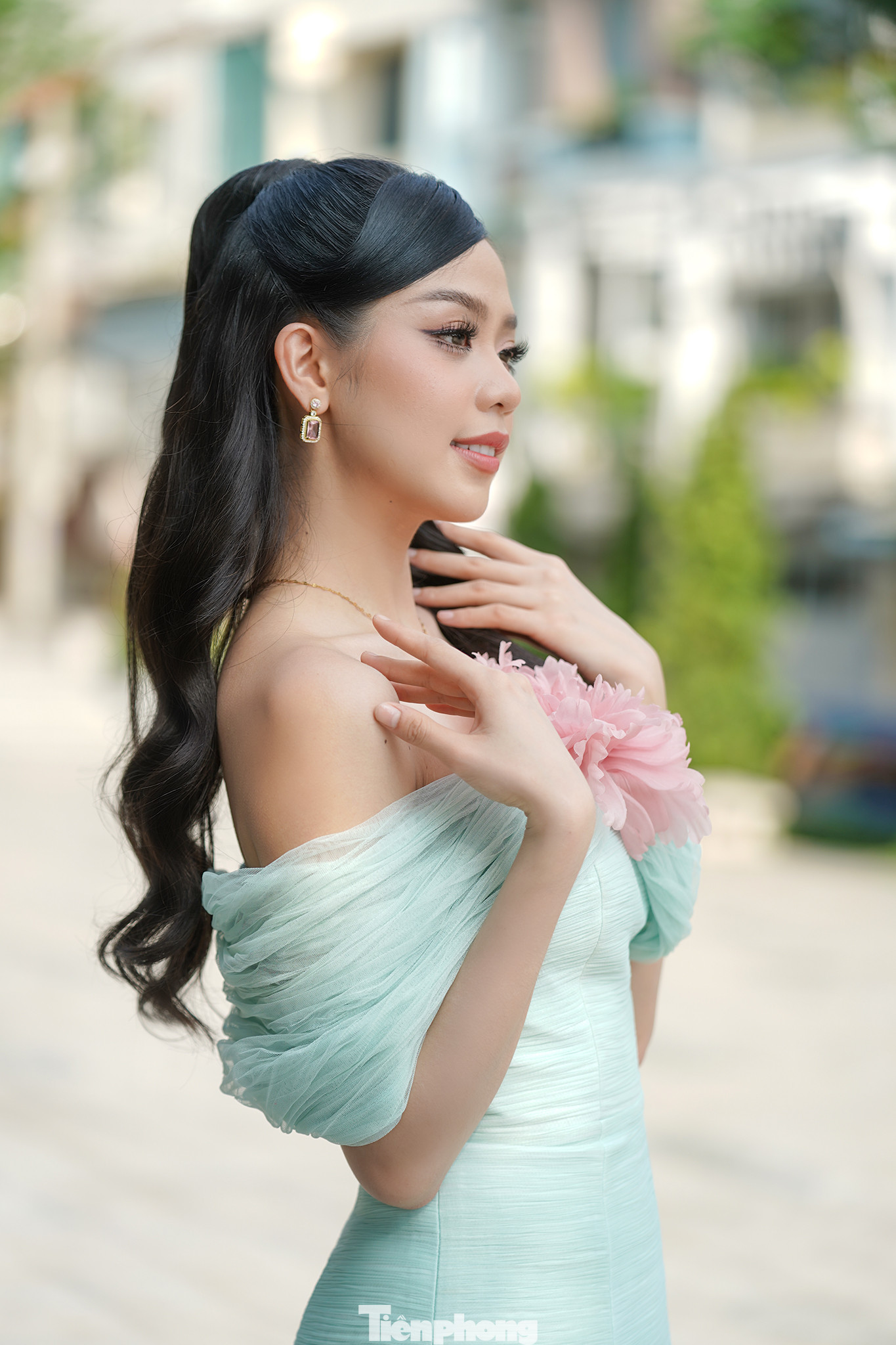 Trong chuyến về trường, Thanh Thủy được Đại học Đà Nẵng - Đại học Ngoại ngữ tặng học bổng gần 60 triệu đồng. Đây là phần thưởng dành cho sinh viên đạt danh hiệu Hoa hậu Việt Nam làm nhà trường tự hào.