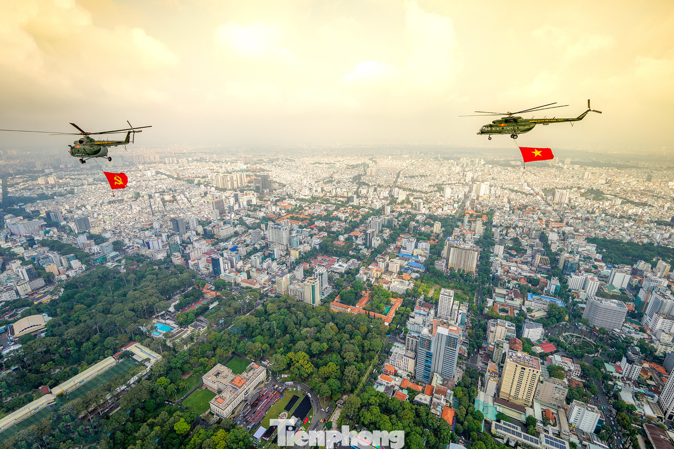 Khung cảnh không chỉ đẹp mà còn mang ý nghĩa sâu sắc. Đây là sự kết nối giữa quá khứ hào hùng và hiện tại tươi đẹp, là niềm tin vào một tương lai Việt Nam ngày càng vững mạnh và phồn vinh. Lá cờ bay trên Dinh Độc Lập như một lời nhắc nhở về trách nhiệm của mỗi người trong việc giữ gìn và phát huy những giá trị tốt đẹp của dân tộc, xây dựng đất nước ngày càng giàu đẹp.