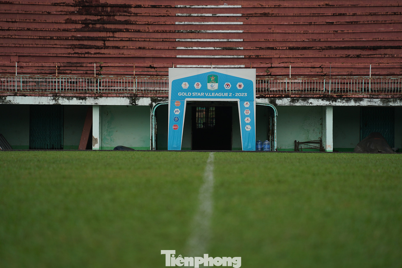 Lịch sử bóng đá Long An gắn liền với chức vô địch V.League dưới sự chỉ đạo của ông bầu Võ Quốc Thắng và HLV Calisto. Sân bóng từng chứa đựng cảm xúc của hàng ngàn cổ động viên ngày nào đã sắp mất và thay thế cho các khu trung tâm thương mại dịch vụ.