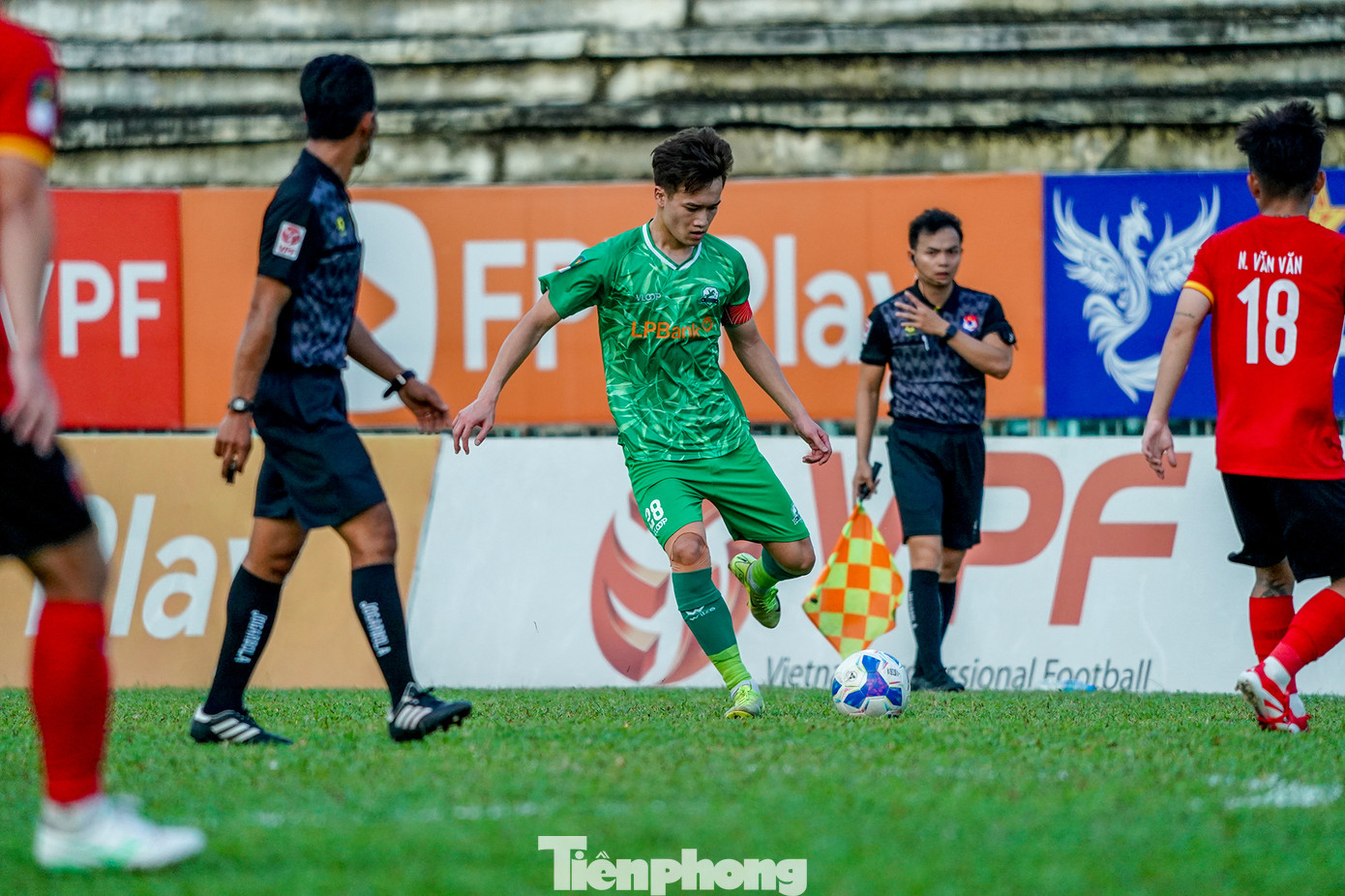 Dưới sự dẫn dắt của cựu tuyển thủ Việt Thắng, đội bóng Phù Đổng Ninh Bình duy trì mạch toàn thắng suốt 12 trận, giành được 36 điểm, đứng đầu bảng xếp hạng, bỏ xa đội xếp thứ 2 là Trường Tươi Bình Phước 9 điểm. Dù mới qua 13 vòng đấu nhưng đội bóng Phù Đổng Ninh Bình gần như nắm chắc tấm vé lên hạng mùa giải năm nay.