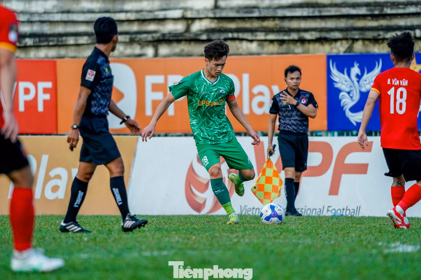 Dưới sự dẫn dắt của cựu tuyển thủ Việt Thắng, đội bóng Phù Đổng Ninh Bình duy trì mạch toàn thắng suốt 12 trận, giành được 36 điểm, đứng đầu bảng xếp hạng, bỏ xa đội xếp thứ 2 là Trường Tươi Bình Phước 9 điểm. Dù mới qua 13 vòng đấu nhưng đội bóng Phù Đổng Ninh Bình gần như nắm chắc tấm vé lên hạng mùa giải năm nay.