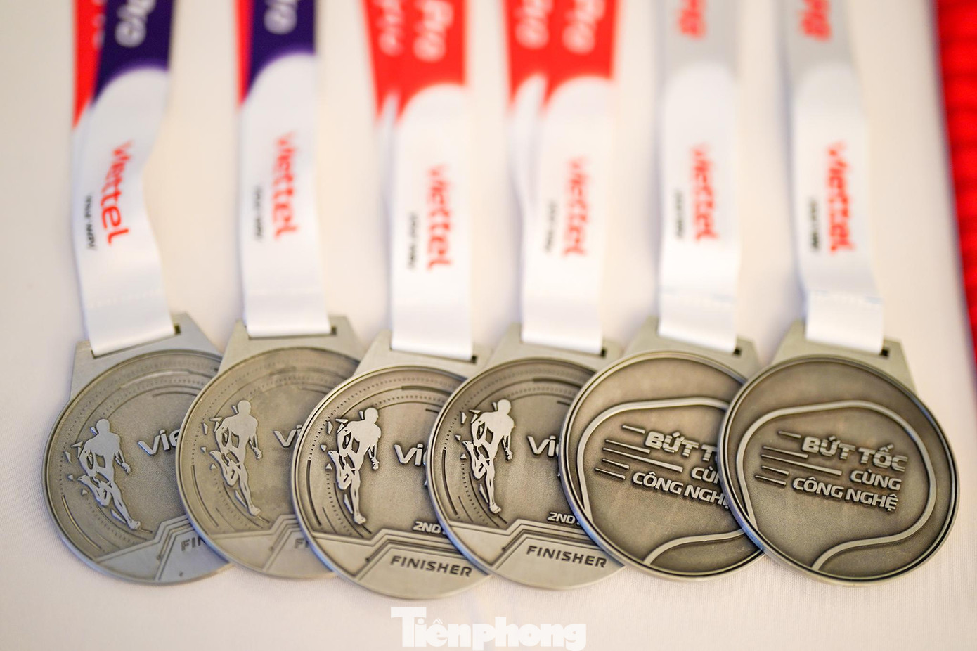 Bộ huy chương của giải. Bộ huy chương của giải.