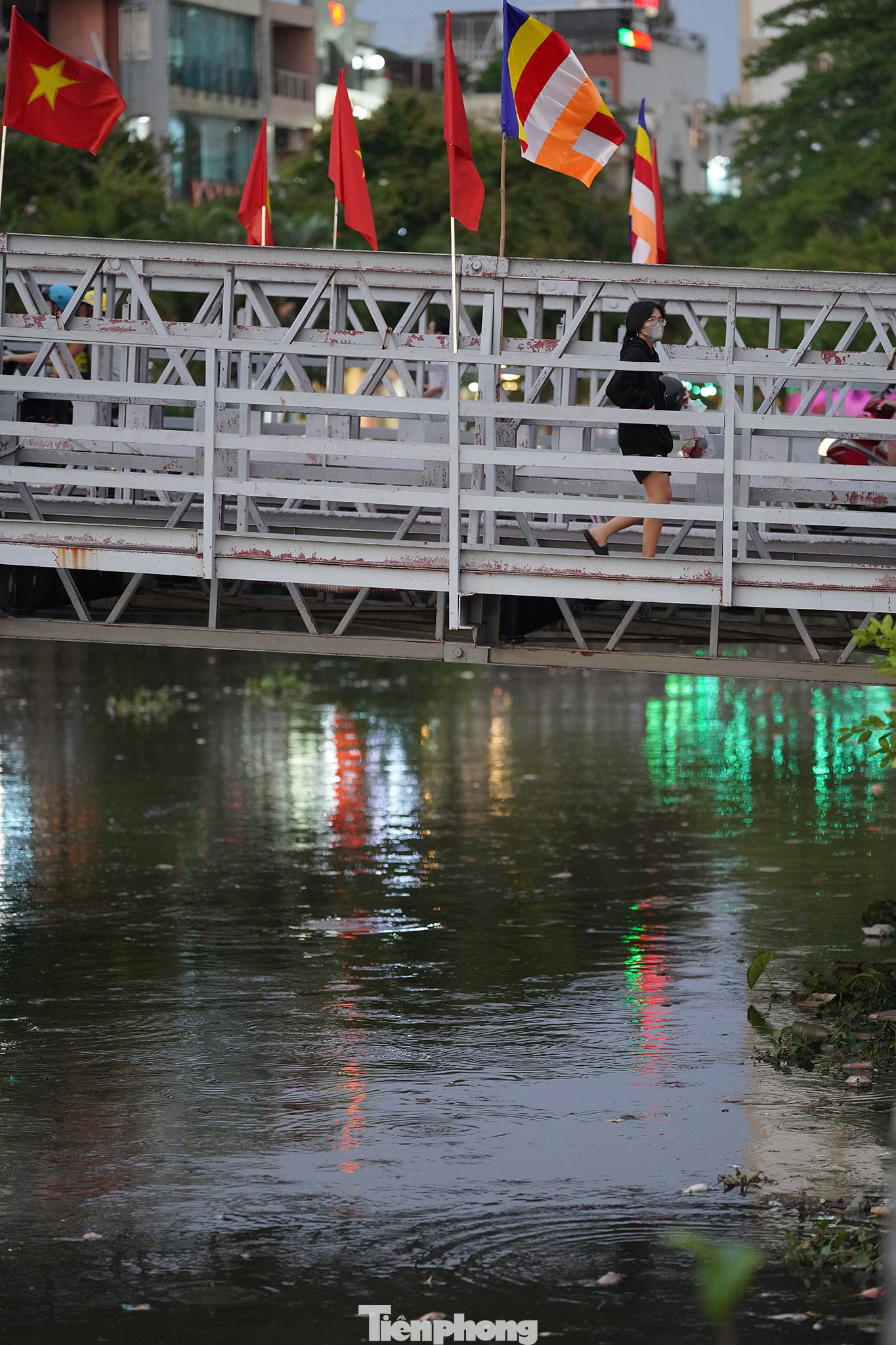 Trên kênh Nhiêu Lộc - Thị Nghè qua quận 3, Phú Nhuận, Bình Thạnh, quận 1, hàng loạt cá to cá nhỏ ngoi lên mặt kênh ngoi ngóp thở. Người dân đi tập thể dục trên cầu sắt Trần Khánh Dư phải đeo khẩu trang vì mùi hôi thối.