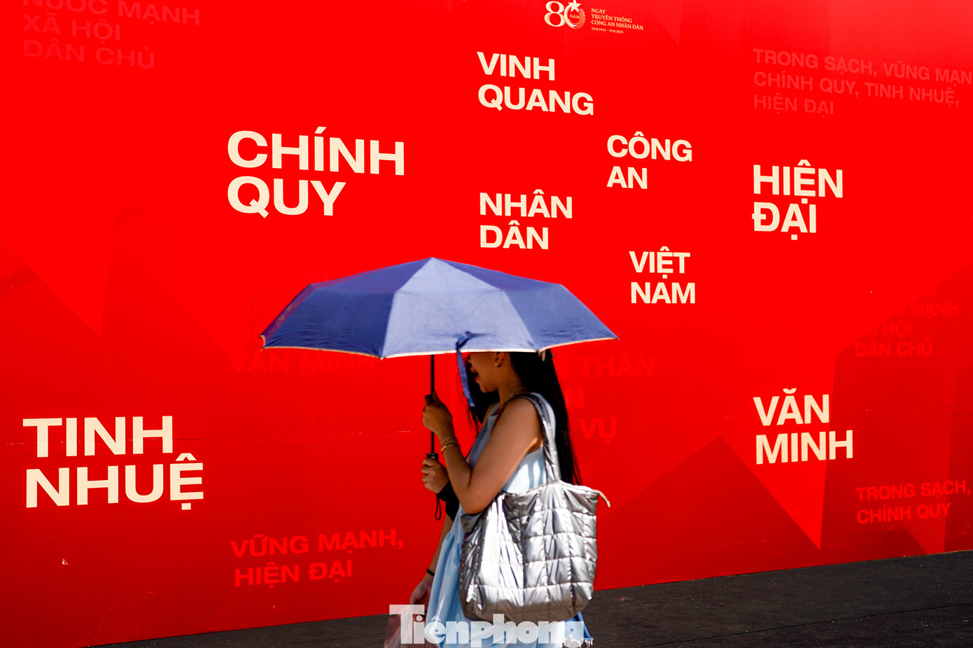 Nhiều bạn trẻ tìm đến đây để sống trong không khí tự hào về chặng đường 80 năm vinh quang, vẻ vang của lực lượng Công an nhân dân Việt Nam anh hùng. Nhiều bạn trẻ tìm đến đây để sống trong không khí tự hào về chặng đường 80 năm vinh quang, vẻ vang của lực lượng Công an nhân dân Việt Nam anh hùng.