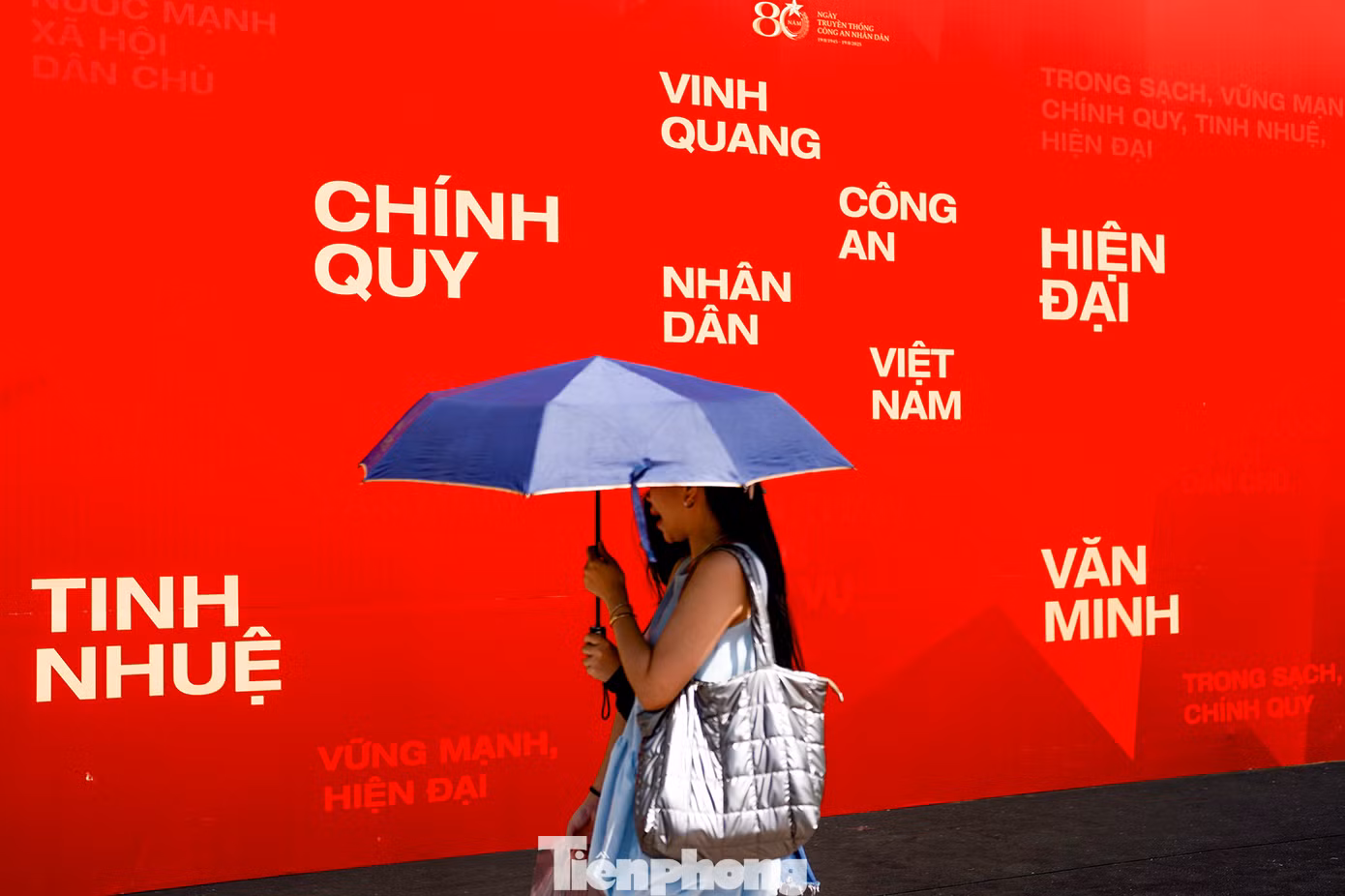 Nhiều bạn trẻ tìm đến đây để sống trong không khí tự hào về chặng đường 80 năm vinh quang, vẻ vang của lực lượng Công an nhân dân Việt Nam anh hùng.