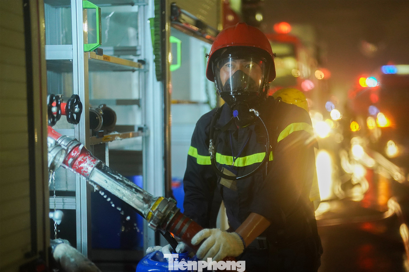 Xe chữa cháy hai đầu là loại xe 2 buồng lái, cơ động ra vào đường hầm từ 2 hướng, tích hợp các hệ thống cứu hộ và chữa cháy, được thiết kế đặc biệt dùng để xử lý nhanh các đám cháy và cứu nạn, cứu hộ trong đường hầm. Do đường hầm không đủ rộng để quay đầu nên xe chữa cháy 02 đầu là phương tiện linh hoạt nhất không cần quay đầu mà vẫn có thể thay đổi buồng lái để di chuyển ngược lại một cách linh hoạt trong đường hầm.