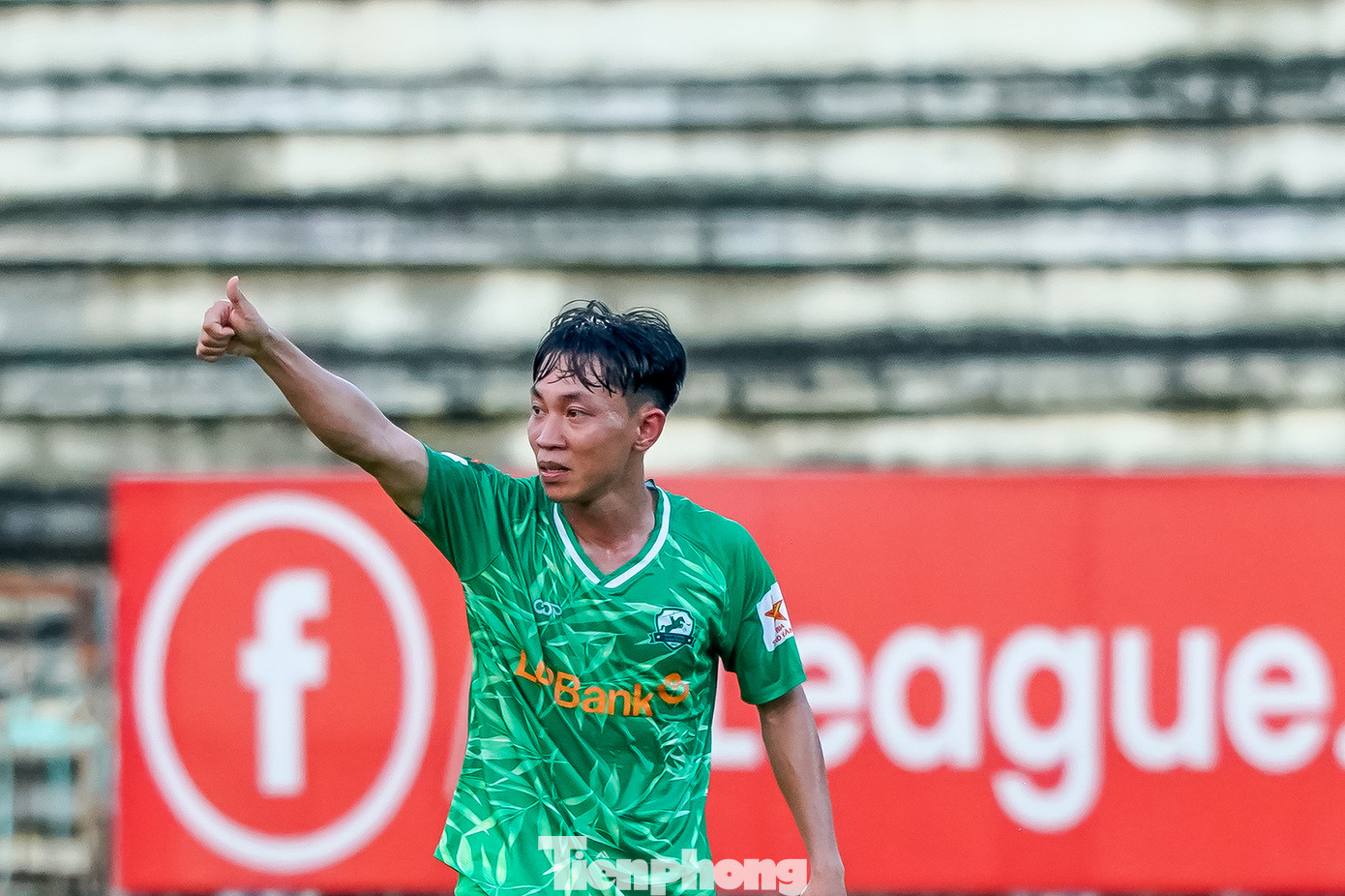 Đến phút thi đấu cuối cùng của hiệp 2, quả bóng bạc Việt Nam năm 2024 Nguyễn Hoàng Đức kiến tạo thuận lợi để cầu thủ vào sân thay người Ngọc Lâm ấn định chiến thắng 2-0.