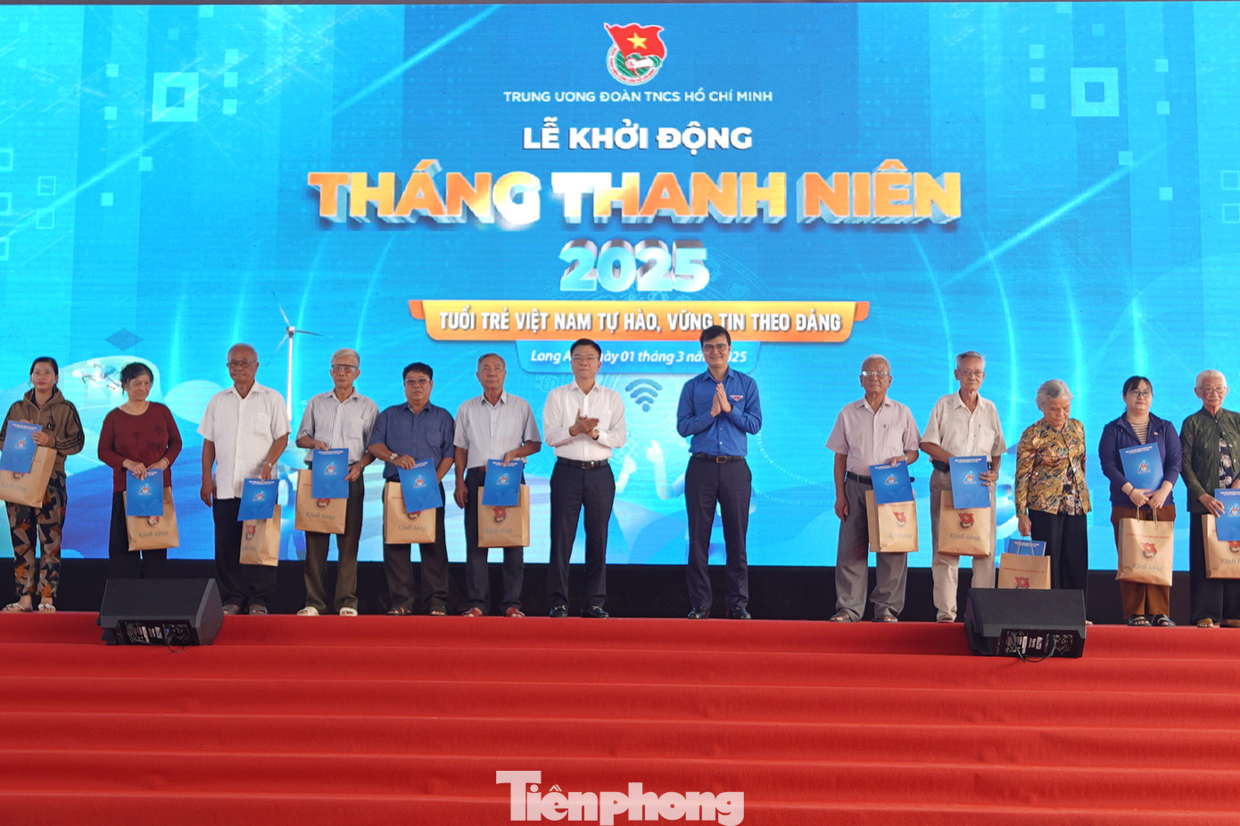 Phó Thủ tướng Lê Thành Long và anh Bùi Quang Huy - Ủy viên dự khuyết T.Ư Đảng, Bí thư thứ nhất T.Ư Đoàn trao quà các hoàn cảnh khó khăn tại buổi phát động.