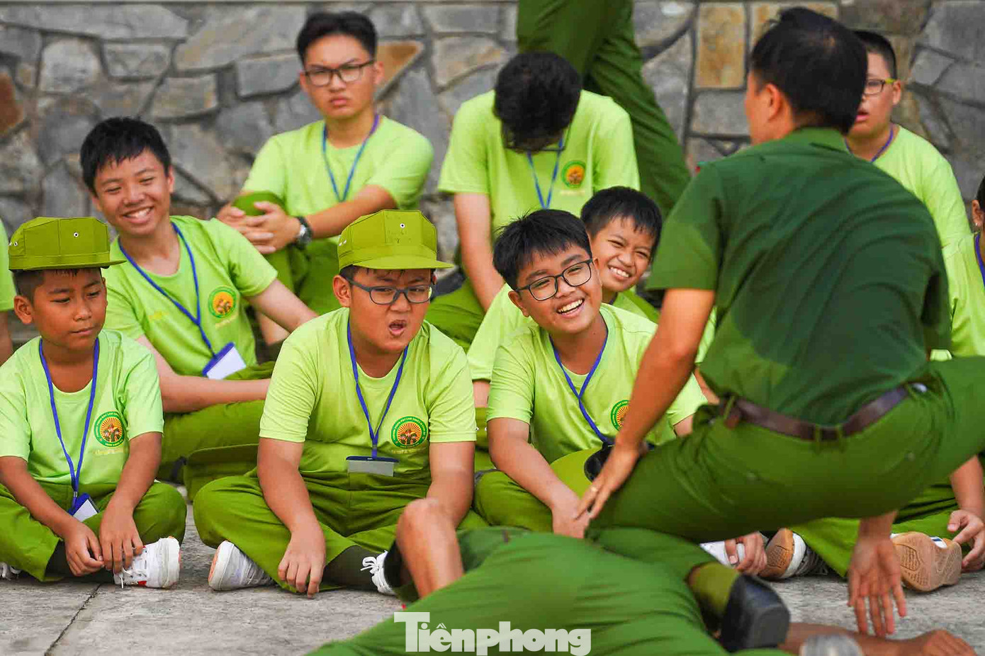 Các bé có 7 ngày trải nghiệm (từ ngày 25/6-1/7) tại Trung tâm huấn luyện và Bồi dưỡng nghiệp vụ Công an tỉnh Long An. Đối tượng tham gia là các thanh thiếu niên từ 10 tuổi đến 18 tuổi đang học tập tại các cơ sở giáo dục trong và ngoài tỉnh Long An, có sức khỏe tốt đảm bảo tham gia các hoạt động (không bị bệnh tim mạch, thần kinh), được sự đồng ý của phụ huynh và tự nguyện đăng ký tham gia.