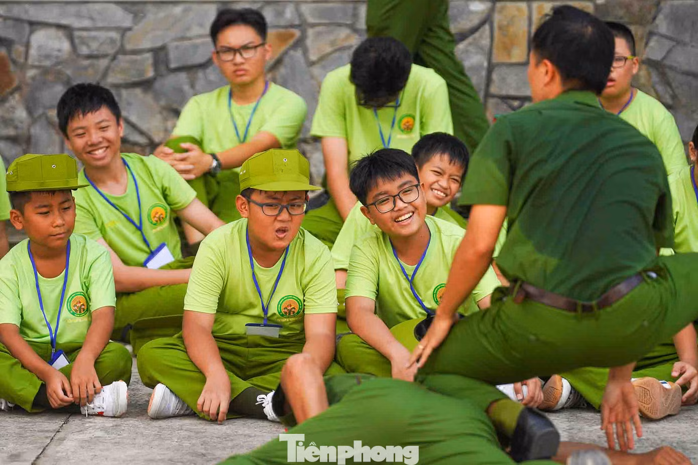 Các bé có 7 ngày trải nghiệm (từ ngày 25/6-1/7) tại Trung tâm huấn luyện và Bồi dưỡng nghiệp vụ Công an tỉnh Long An. Đối tượng tham gia là các thanh thiếu niên từ 10 tuổi đến 18 tuổi đang học tập tại các cơ sở giáo dục trong và ngoài tỉnh Long An, có sức khỏe tốt đảm bảo tham gia các hoạt động (không bị bệnh tim mạch, thần kinh), được sự đồng ý của phụ huynh và tự nguyện đăng ký tham gia.