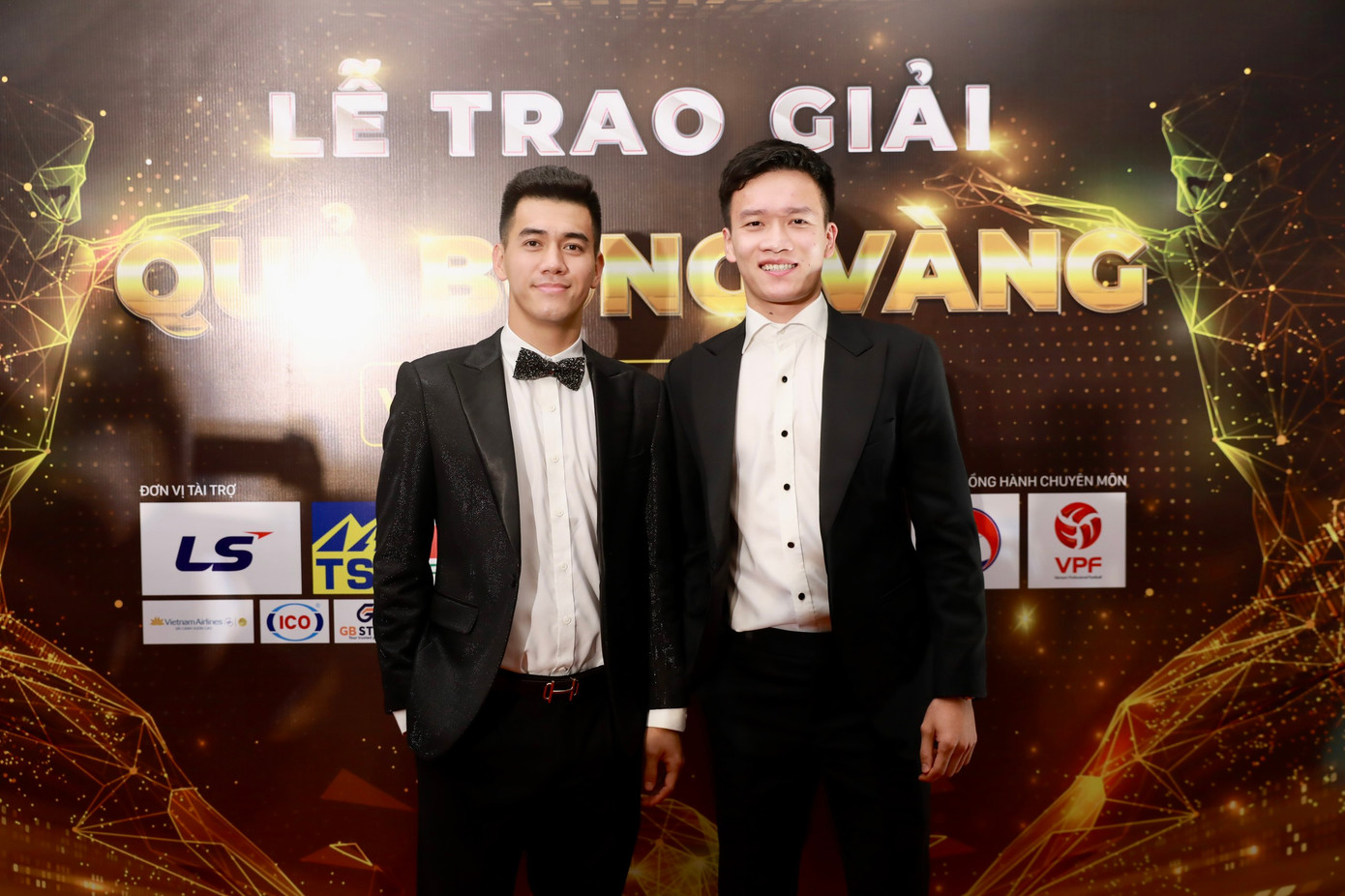 Nguyễn Tiến Linh và Hoàng Đức trên thảm đỏ. Ban tổ chức Quả bóng vàng Việt Nam vừa công bố danh sách tốp 5 cầu thủ nam giành số phiếu bầu chọn cao nhất. Đáng chú ý, ngôi sao đang thi đấu tại châu Âu Nguyễn Quang Hải không có tên. Nguyễn Tiến Linh và Hoàng Đức trên thảm đỏ. Ban tổ chức Quả bóng vàng Việt Nam vừa công bố danh sách tốp 5 cầu thủ nam giành số phiếu bầu chọn cao nhất. Đáng chú ý, ngôi sao đang thi đấu tại châu Âu Nguyễn Quang Hải không có tên.