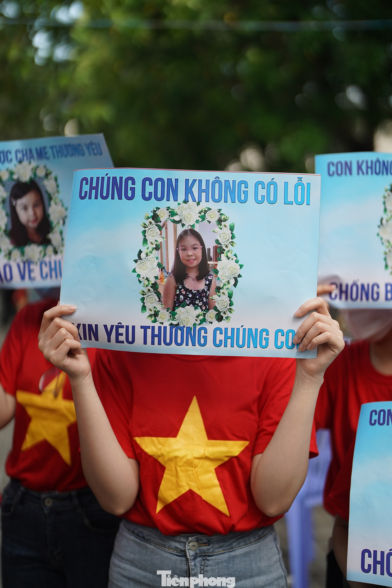 Người dân bức xúc đấm vào ảnh của cha đẻ bé Vân An ảnh 10