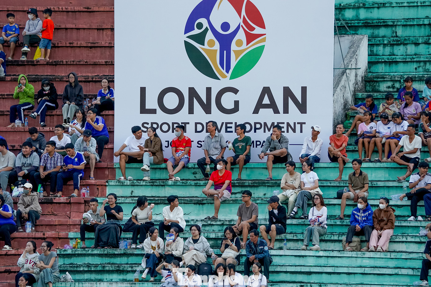 Sau nhiều năm, SVĐ Long An mới phủ kín khán giả ở hai khán đài chính.