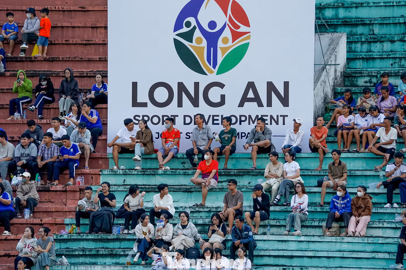 Sau nhiều năm, SVĐ Long An mới phủ kín khán giả ở hai khán đài chính.