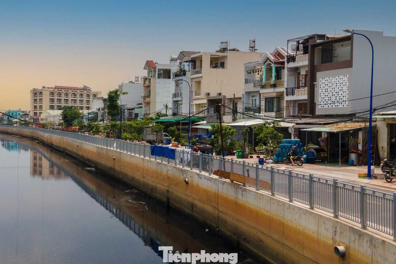 Kênh Nước Đen chảy qua khu vực phường Bình Hưng Hòa A (quận Bình Tân) nhiều năm qua là &quot;điểm đen&quot; về ô nhiễm môi trường. Tháng 4/2020, dự án được nâng cấp, cải tạo đường và kênh (đoạn từ cống hộp hiện hữu đến kênh Tham Lương) khởi công và cơ bản hoàn thành dịp Tết vừa qua.