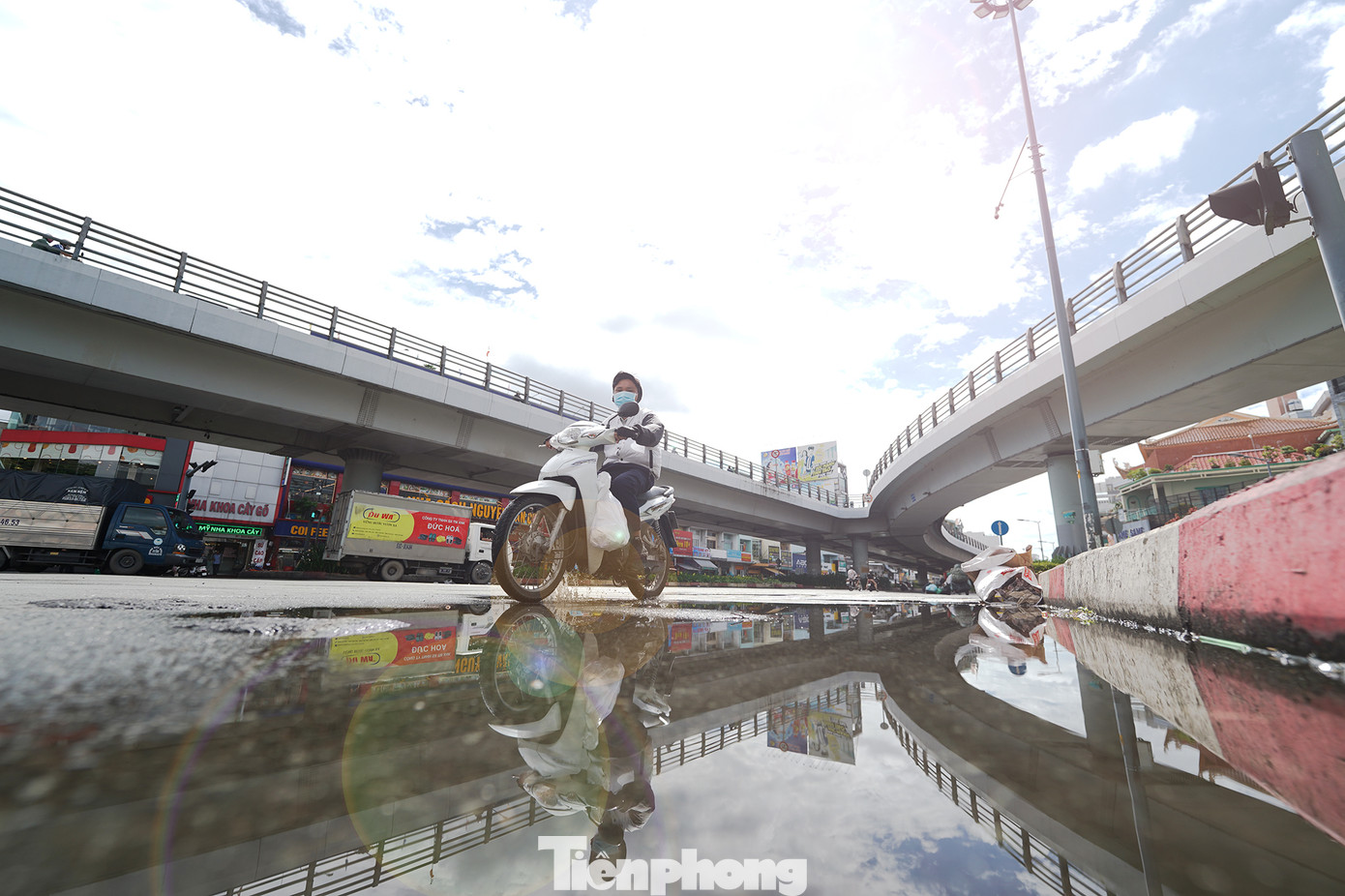 &quot;Lúc trước chưa có cầu vượt này, vào giờ cao điểm là dòng người từ phía đường Hậu Giang, Minh Phụng... nhập chung với dòng xe lớn lưu chuyển hành khách, hàng hoá đi các tỉnh miền Tây từ hướng Quận 10, Quận 3, Tân Bình... gây ra ùn ứ&quot;, một người chạy xe ôm cho biết.