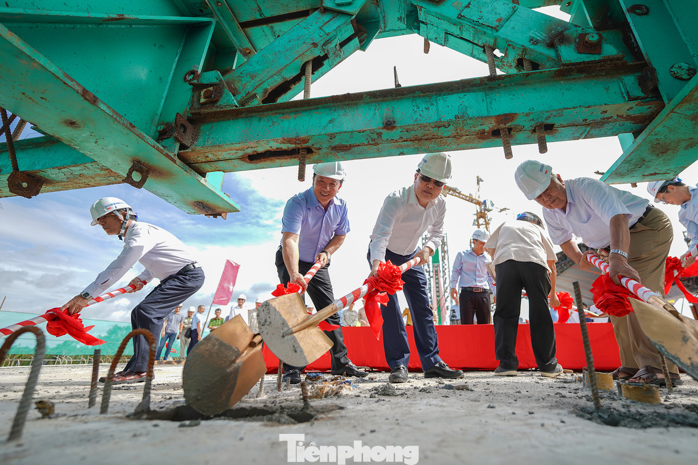 Lãnh đạo tỉnh Long An thực hiện nghi thức hợp long cho cầu bắc qua sông Vàm Cỏ Tây. Đây là công trình có quy mô lớn, có tính chất phức tạp về công nghệ, lần đầu tiên được áp dụng xây dựng trên địa bàn tỉnh Long An. Dự kiến tháng 12/2023 sẽ khánh thành chính thức đưa công trình vào khai thác sử dụng, thông xe toàn tuyến đường Vành đai thành phố Tân An. Lãnh đạo tỉnh Long An thực hiện nghi thức hợp long cho cầu bắc qua sông Vàm Cỏ Tây. Đây là công trình có quy mô lớn, có tính chất phức tạp về công nghệ, lần đầu tiên được áp dụng xây dựng trên địa bàn tỉnh Long An. Dự kiến tháng 12/2023 sẽ khánh thành chính thức đưa công trình vào khai thác sử dụng, thông xe toàn tuyến đường Vành đai thành phố Tân An.