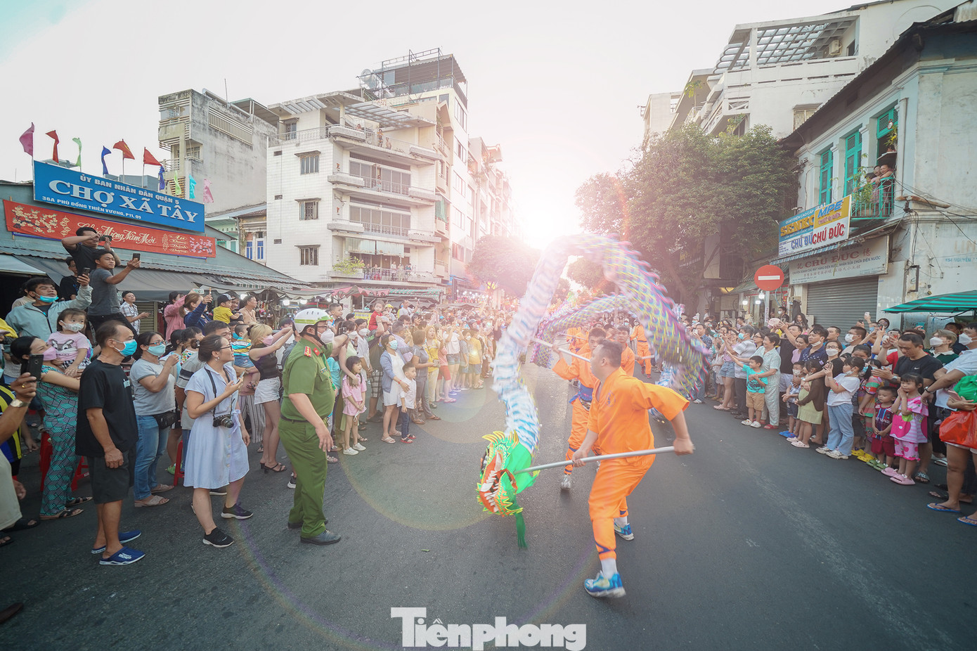 Trước mỗi địa điểm đặc trưng của Quận 5, các đoàn diễu hành đều dừng lại biểu diễn bài ngắn phục vụ khán giả.