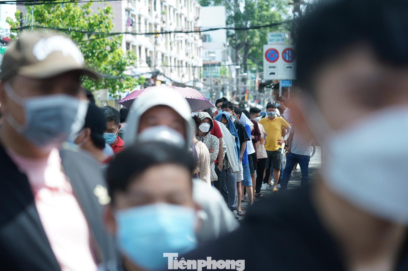 Dòng người hâm mộ xếp dài từ đường Đào Duy Từ sang cổng chính sân Thống Nhất ở Nguyễn Kim, một dòng khác xếp dài từ đường Tân Phước cũng hướng ra cổng chính sân Thống Nhất.