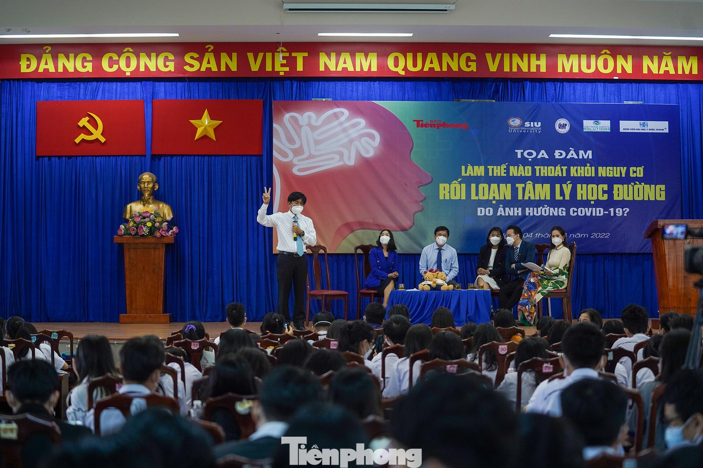 Sáng 4/3, Báo Tiền Phong tổ chức Tọa đàm “Làm thế nào thoát khỏi nguy cơ rối loạn tâm lý học đường do ảnh hưởng bởi dịch COVID-19?” tại Trường THPT Nguyễn Hữu Thọ, Q. 4, TP.HCM thu hút rất đông các bạn học sinh tham gia.