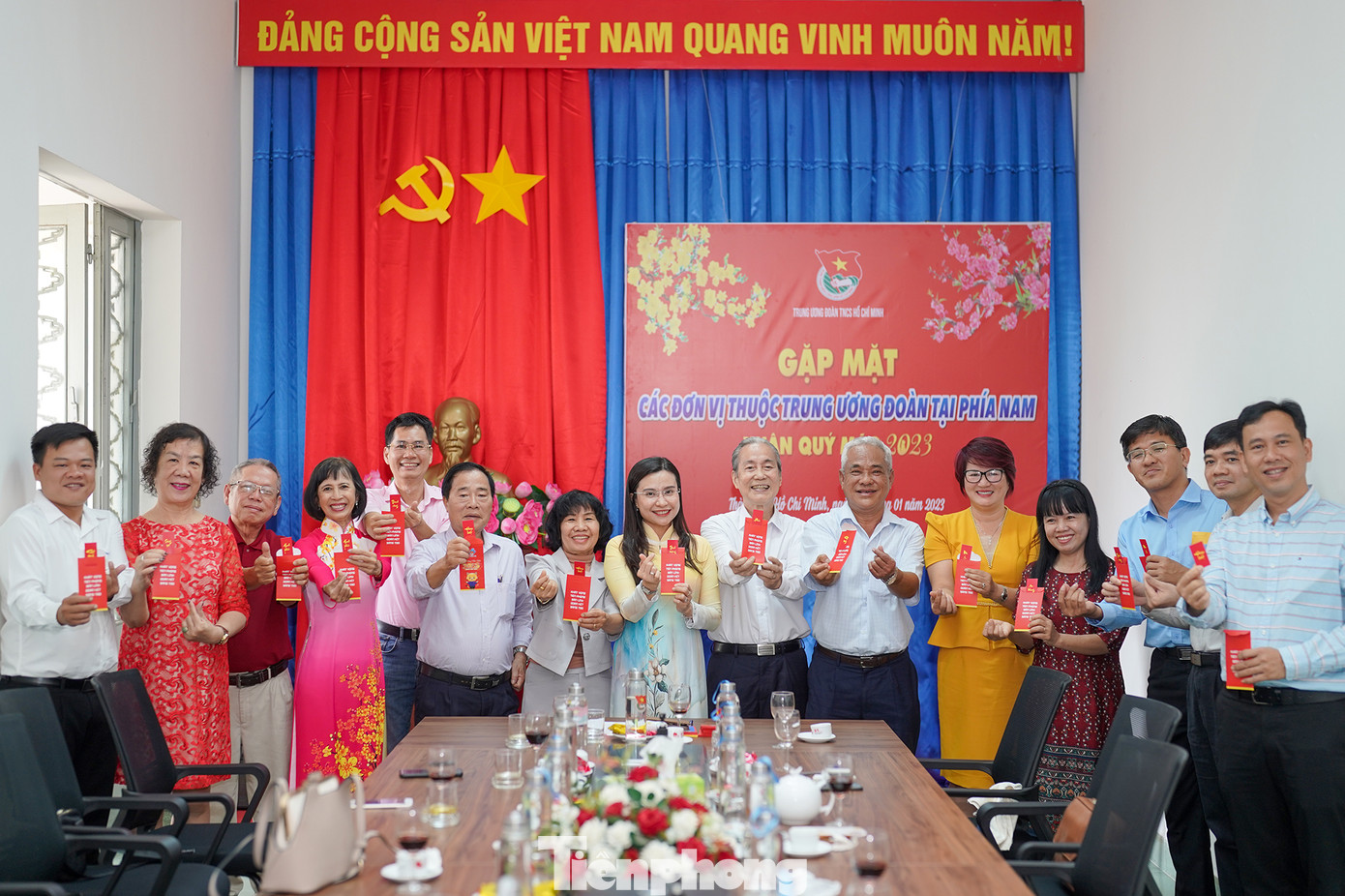 Các nguyên cán bộ Đoàn, lãnh đạo các đơn vị trực thuộc cơ quan Trung ương Đoàn phía Nam dự lễ họp mặt chụp ảnh lưu niệm cùng Bí thư Nguyễn Phạm Duy Trang ngày đầu xuân mới.