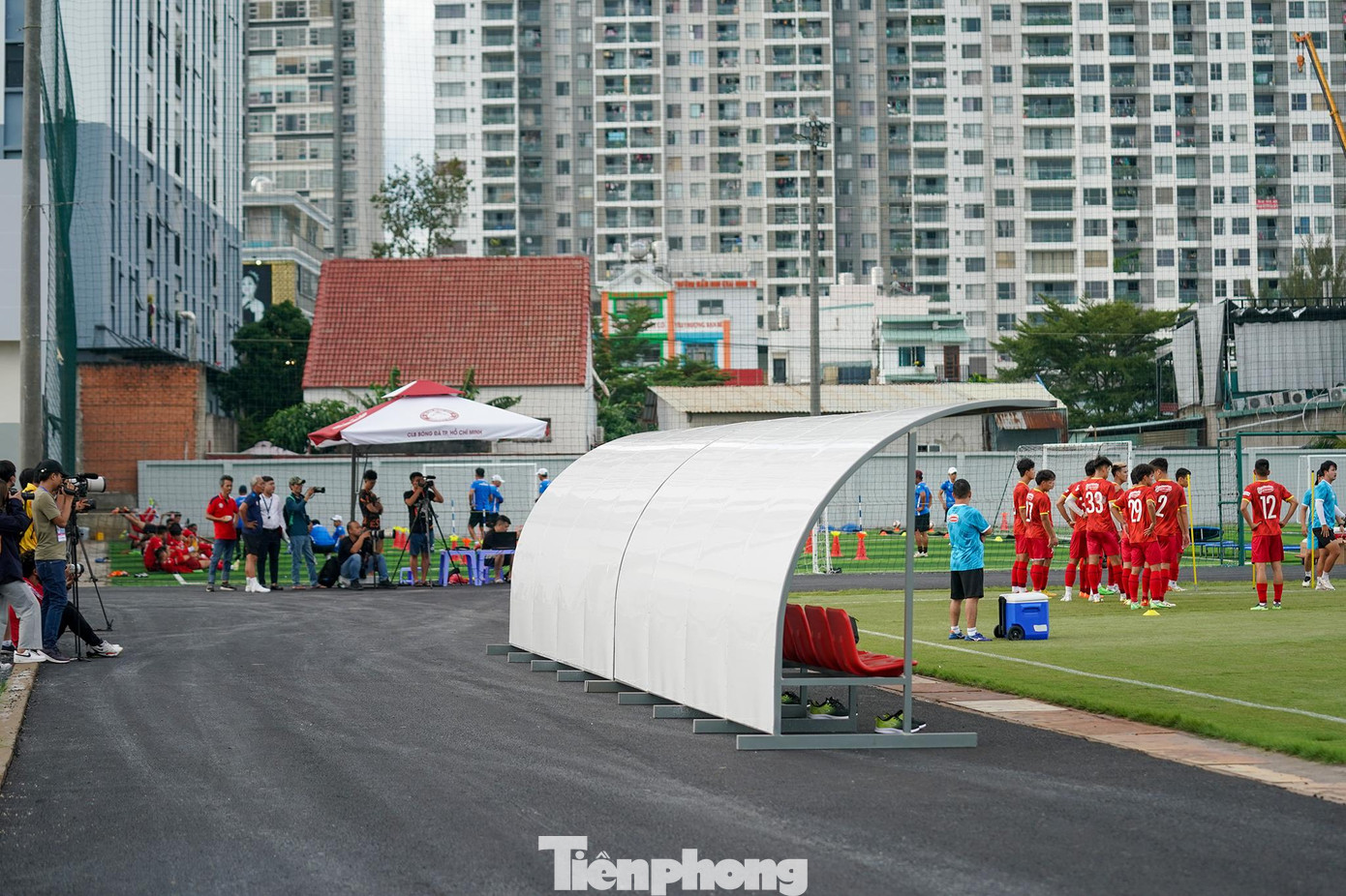 Thú vị hơn, giờ tập của đội tuyển quốc gia và CLB TPHCM trùng nhau. CLB TPHCM tập sân 5 người ngay bên cạnh sân tập của đội tuyển quốc gia.