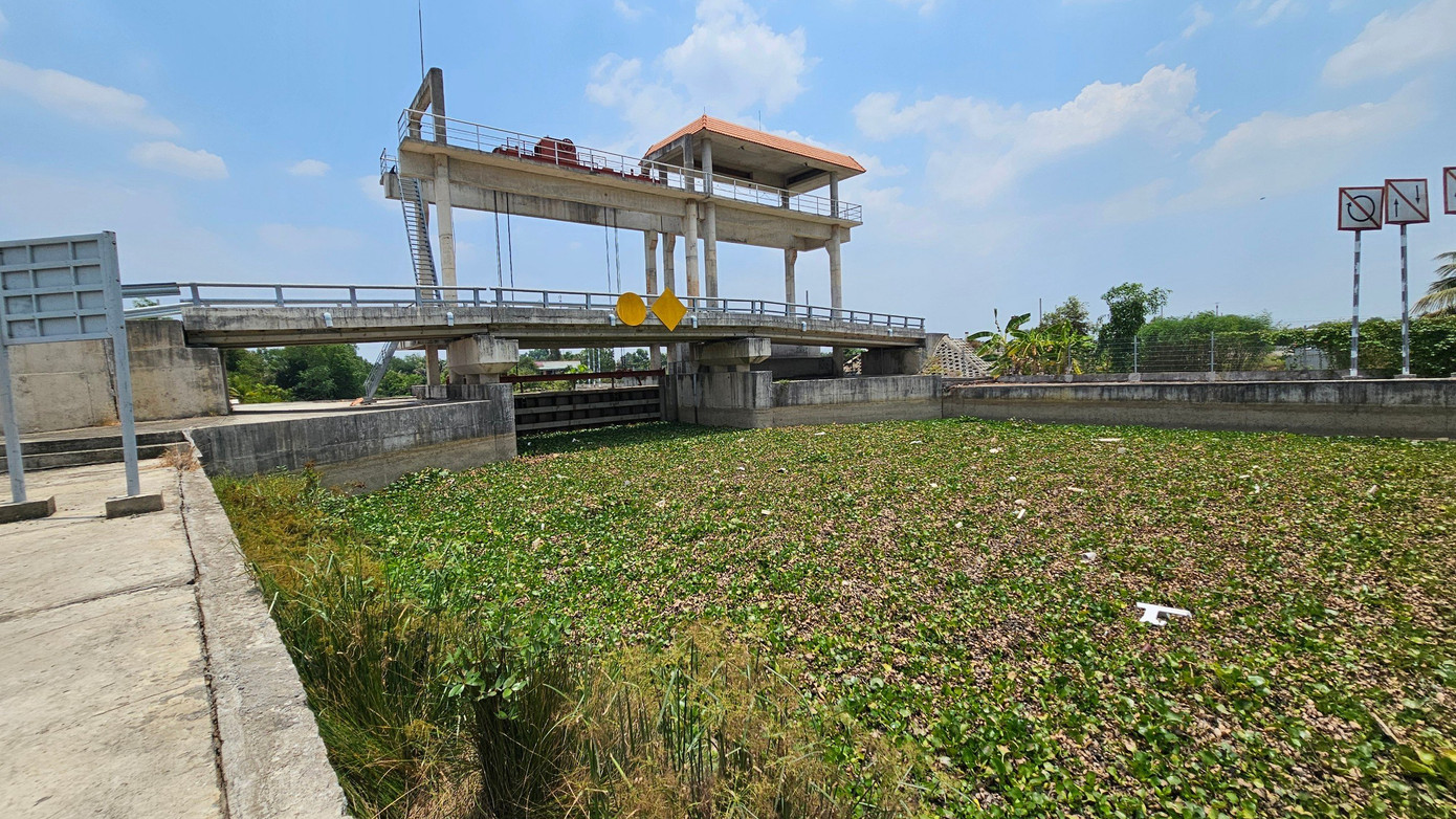 Cống La Khoa bị ảnh hưởng từ việc xả thải gây ô nhiễm. Cống La Khoa bị ảnh hưởng từ việc xả thải gây ô nhiễm.