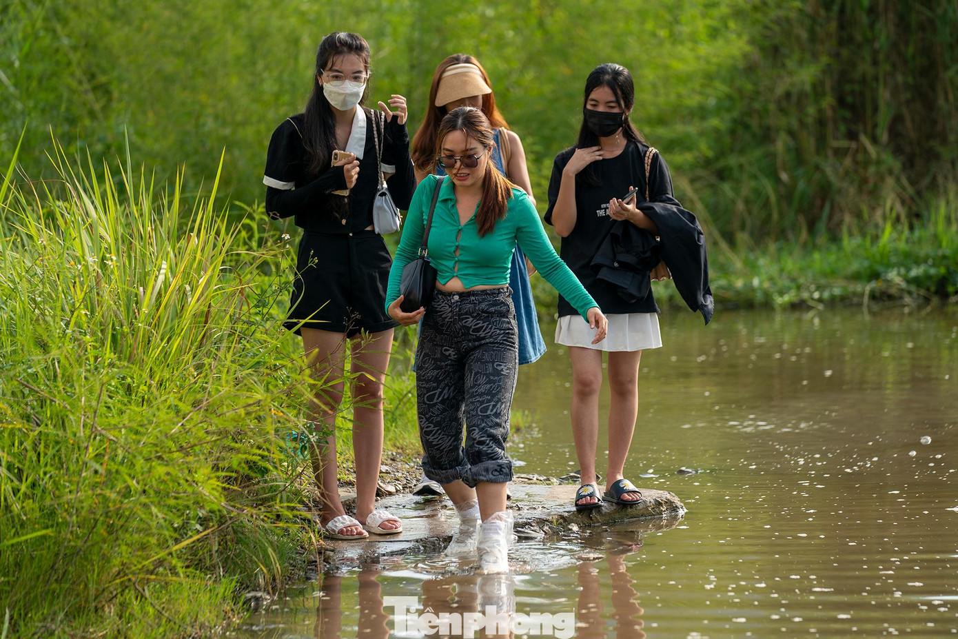Trước đó, TPHCM xuất hiện cơn mưa lớn khiến nước đọng nhưng không làm nản lòng các bạn trẻ tìm mọi ngã đường để đến với vị trí bay khinh khí cầu.