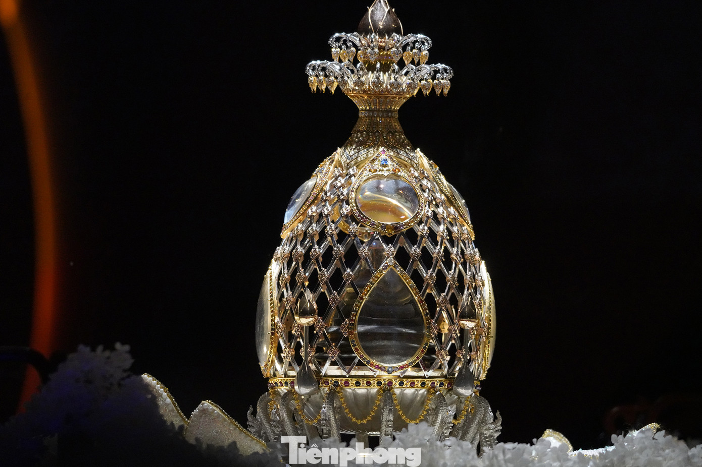 Xá lợi đức phật được đặt trong bảo tháp dát vàng. Xá lợi đức phật được đặt trong bảo tháp dát vàng.