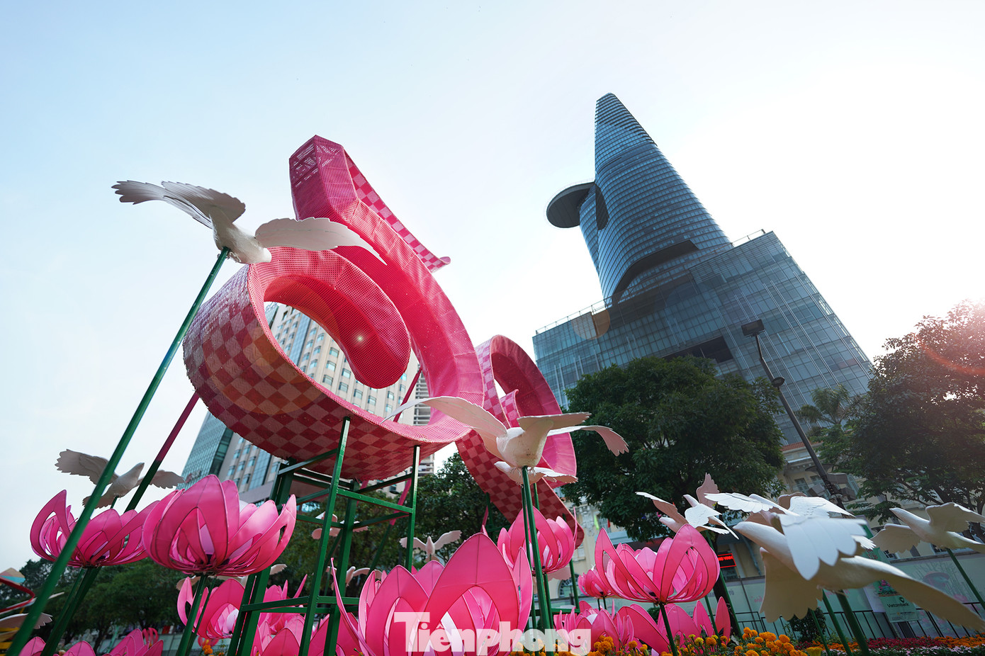 Khu vực đại cảnh với hàng nghìn tấm ốp mây tre được thiết kế đan thưa, sử dụng làm trần và cột, chiều cao khoảng 8 m, trải rộng trên diện tích gần 1.000 m2.