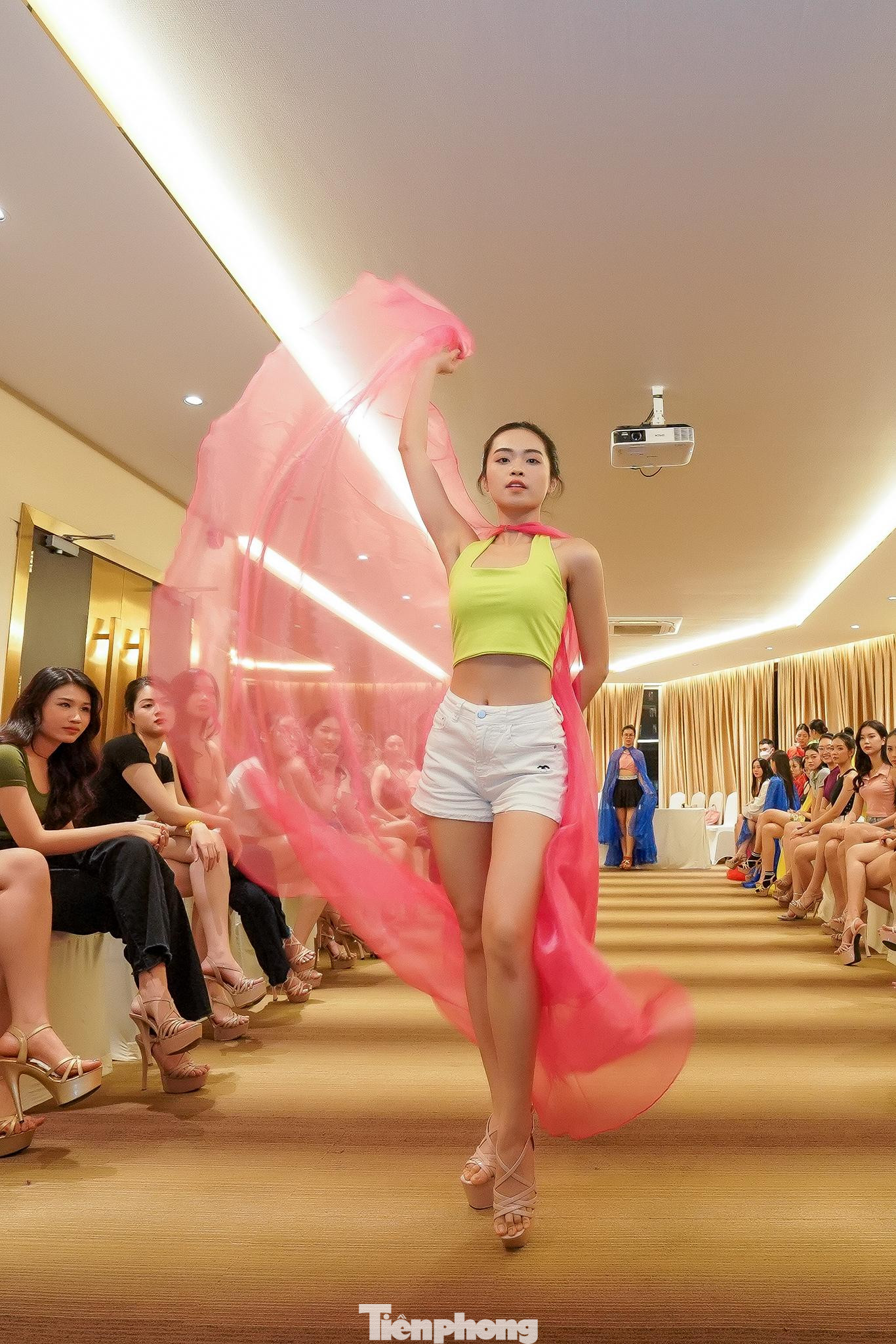 Thí sinh Phương Anh mang đến sự dứt khoát, mạnh mẽ khi tạo dáng với tà áo. Phần bung tà đơn trở thành điểm nhấn trong buổi tập.