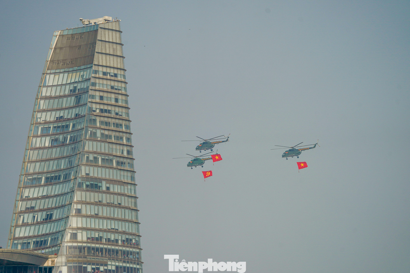 "Đây là niềm vinh dự lớn lao khi được góp phần vào các hoạt động kỷ niệm những ngày lễ trọng đại của đất nước. Chúng tôi luôn nỗ lực hết mình để hoàn thành tốt nhiệm vụ được giao, xứng đáng với niềm tin yêu của Đảng, Nhà nước và nhân dân”, Thượng tá Nguyễn Văn Hoàng, Phó Chính ủy Trung đoàn Không quân 916, sư đoàn 371, quân chủng PK-KQ chia sẻ. "Đây là niềm vinh dự lớn lao khi được góp phần vào các hoạt động kỷ niệm những ngày lễ trọng đại của đất nước. Chúng tôi luôn nỗ lực hết mình để hoàn thành tốt nhiệm vụ được giao, xứng đáng với niềm tin yêu của Đảng, Nhà nước và nhân dân”, Thượng tá Nguyễn Văn Hoàng, Phó Chính ủy Trung đoàn Không quân 916, sư đoàn 371, quân chủng PK-KQ chia sẻ.