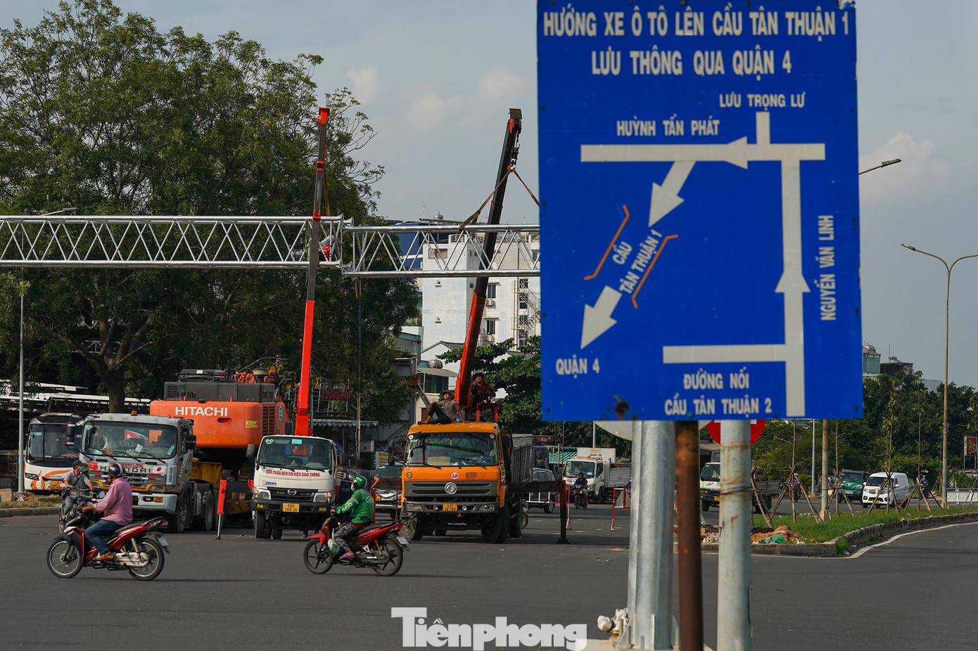 Công nhân đang lắp đặt cổng chào đa năng.