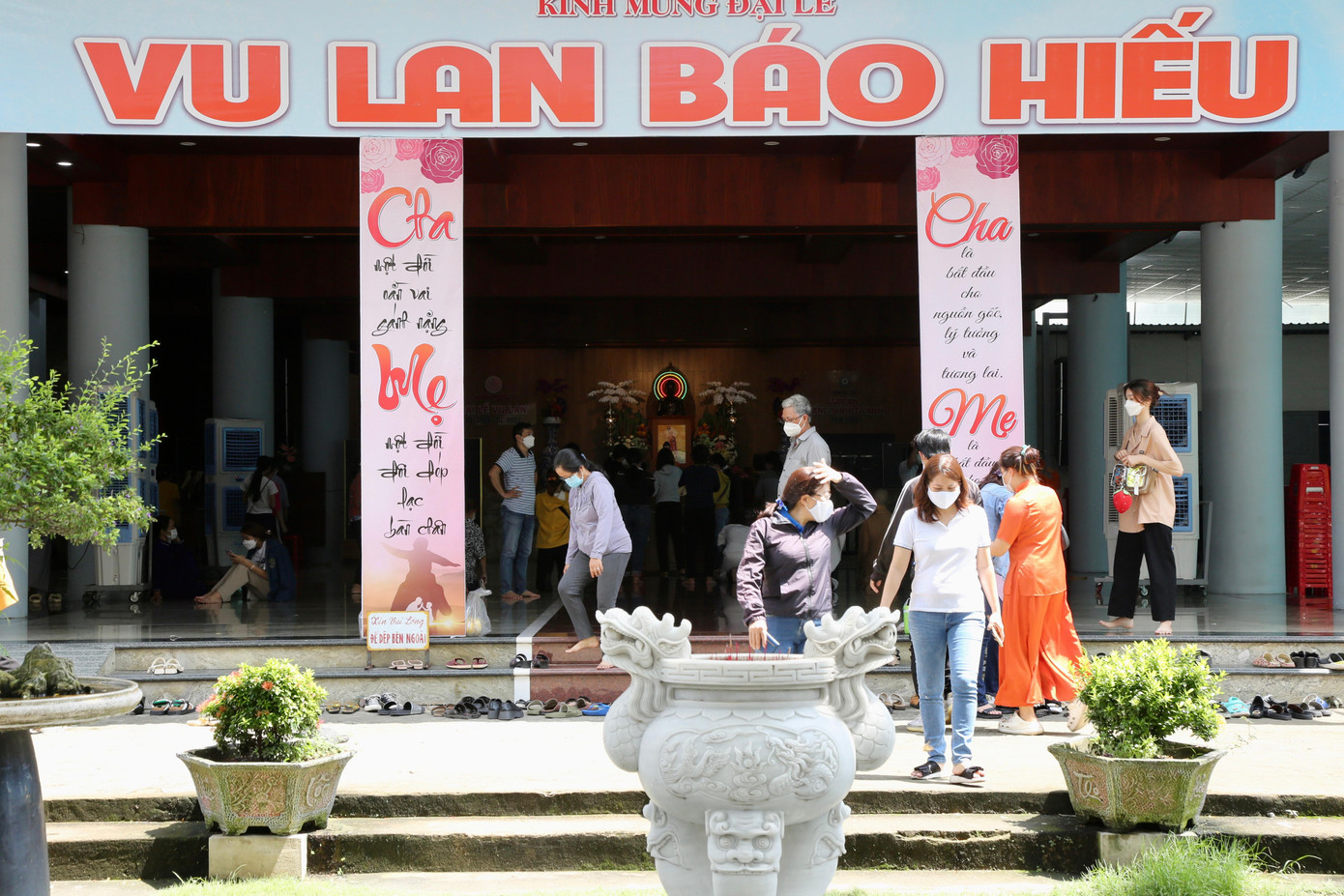 Sau 2 năm bị ảnh hưởng của đại dịch COVID-19, Lễ Vu Lan báo hiếu năm nay có đông người đến chùa cầu nguyện cho người thân và thả phóng sinh cá, chim nhiều hơn. Sau 2 năm bị ảnh hưởng của đại dịch COVID-19, Lễ Vu Lan báo hiếu năm nay có đông người đến chùa cầu nguyện cho người thân và thả phóng sinh cá, chim nhiều hơn.