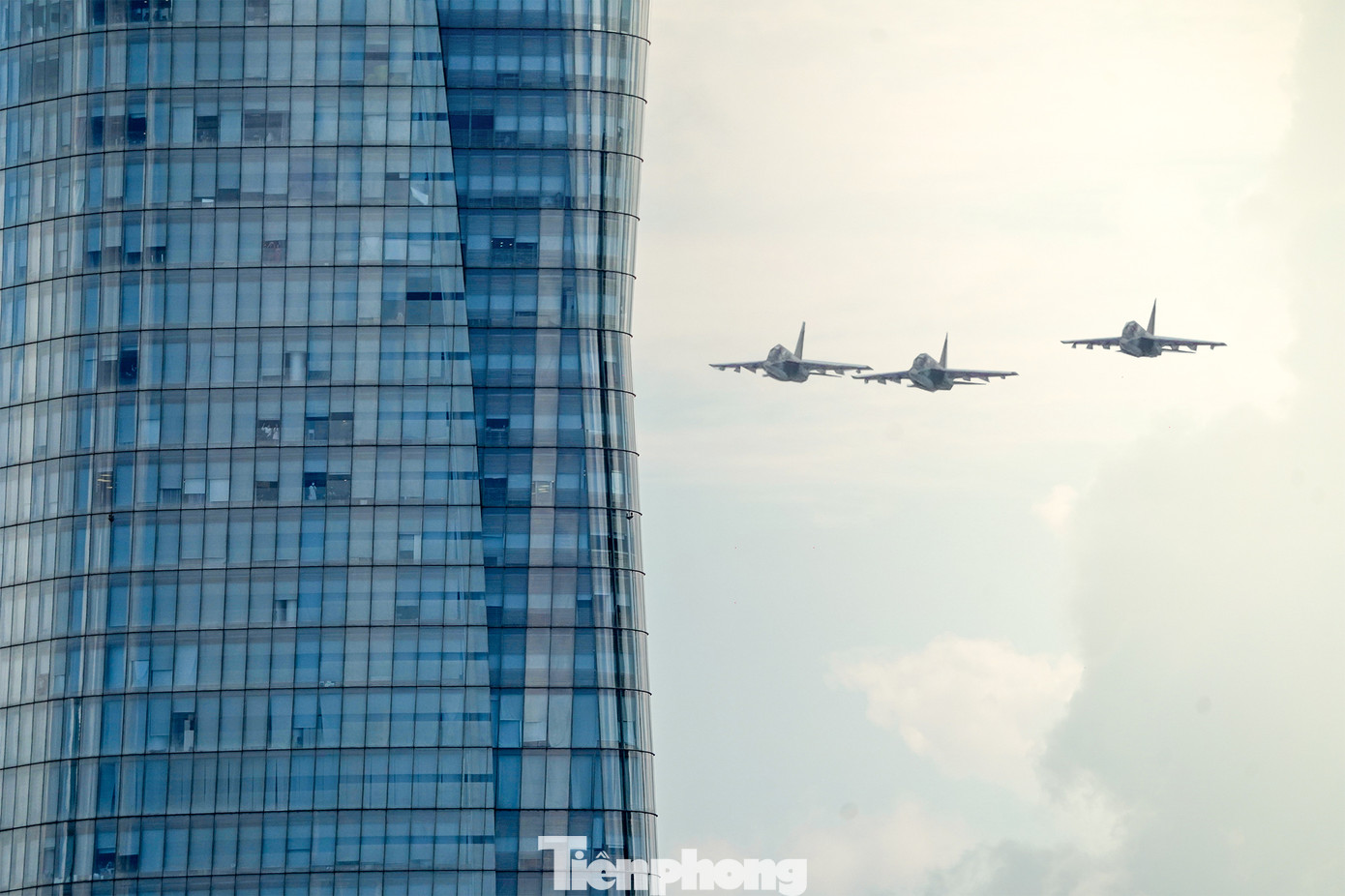 Tiếp theo là biên đội Yak 130. Yak 130 được trang bị cho Trung đoàn 940, Trường Sĩ quan Không quân, Quân chủng Phòng không - Không quân từ năm 2021.