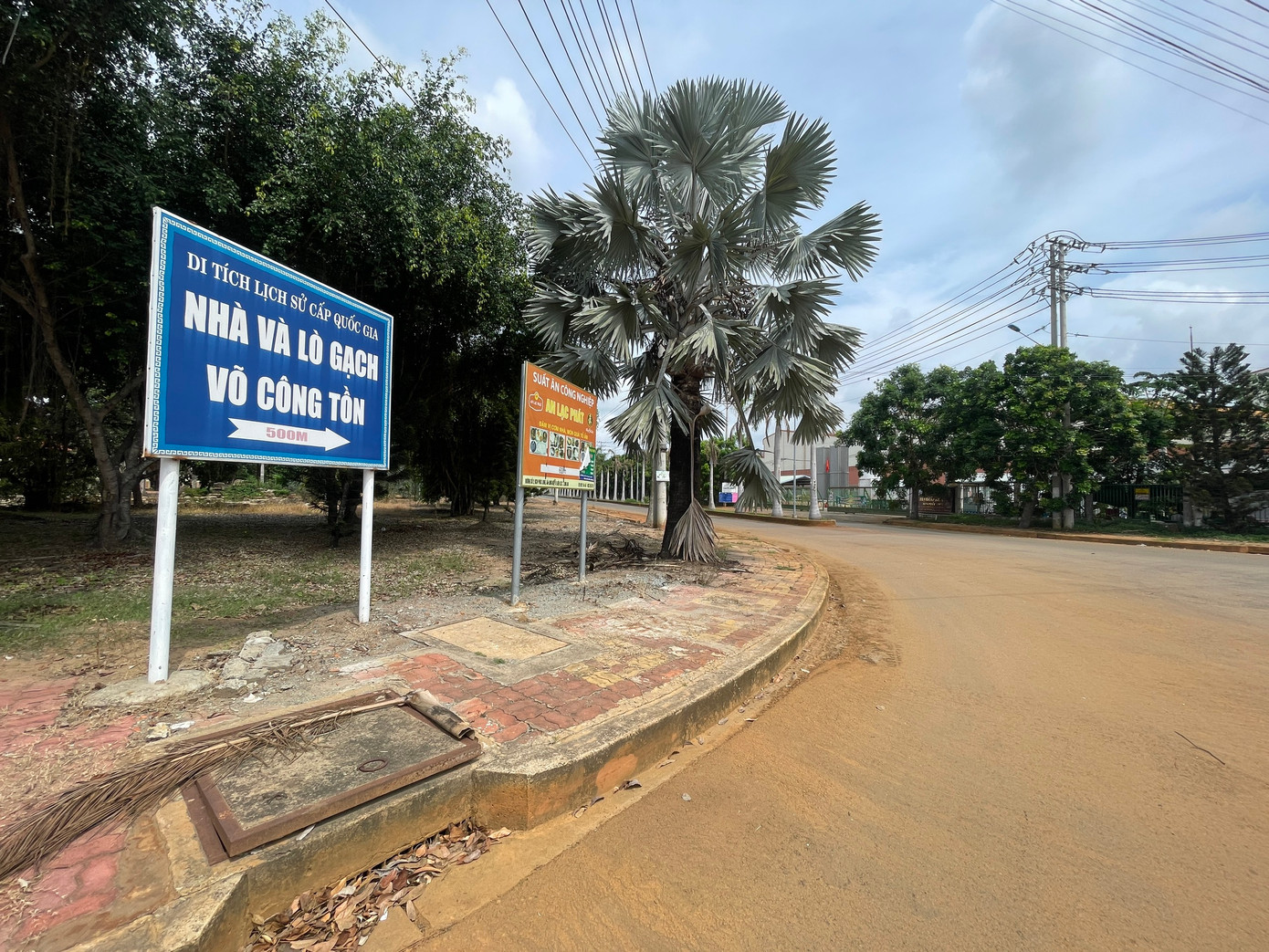 Trước đó, con đường lớn dẫn vào khu di tích Lò Gạch Võ Công Tồn bị chủ đầu tư Khu công nghiệp Phúc Long rào chắn, chỉ chừa lối cho xe máy. Lối đi khác là hẻm 2 (thuộc KP 9, thị trấn Bến Lức) chỉ cho tải trọng 2,5 tấn dẫn vào ấp Lò Gạch, xã Long Hiệp. Trước đó, con đường lớn dẫn vào khu di tích Lò Gạch Võ Công Tồn bị chủ đầu tư Khu công nghiệp Phúc Long rào chắn, chỉ chừa lối cho xe máy. Lối đi khác là hẻm 2 (thuộc KP 9, thị trấn Bến Lức) chỉ cho tải trọng 2,5 tấn dẫn vào ấp Lò Gạch, xã Long Hiệp.