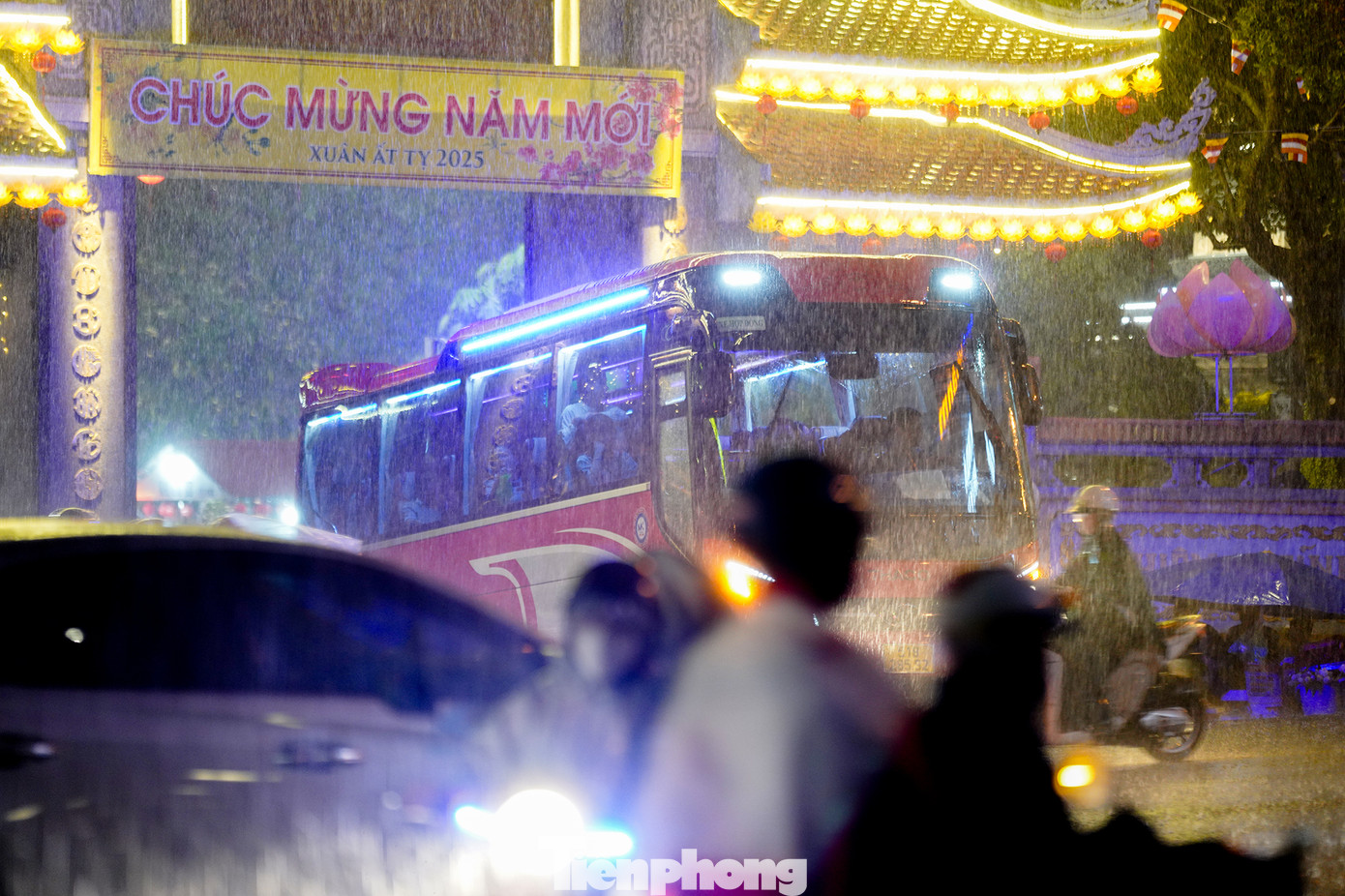 Nhiều người đang đi chùa Vĩnh Nghiêm (quận 3) thì cơn mưa bất ngờ xuất hiện.