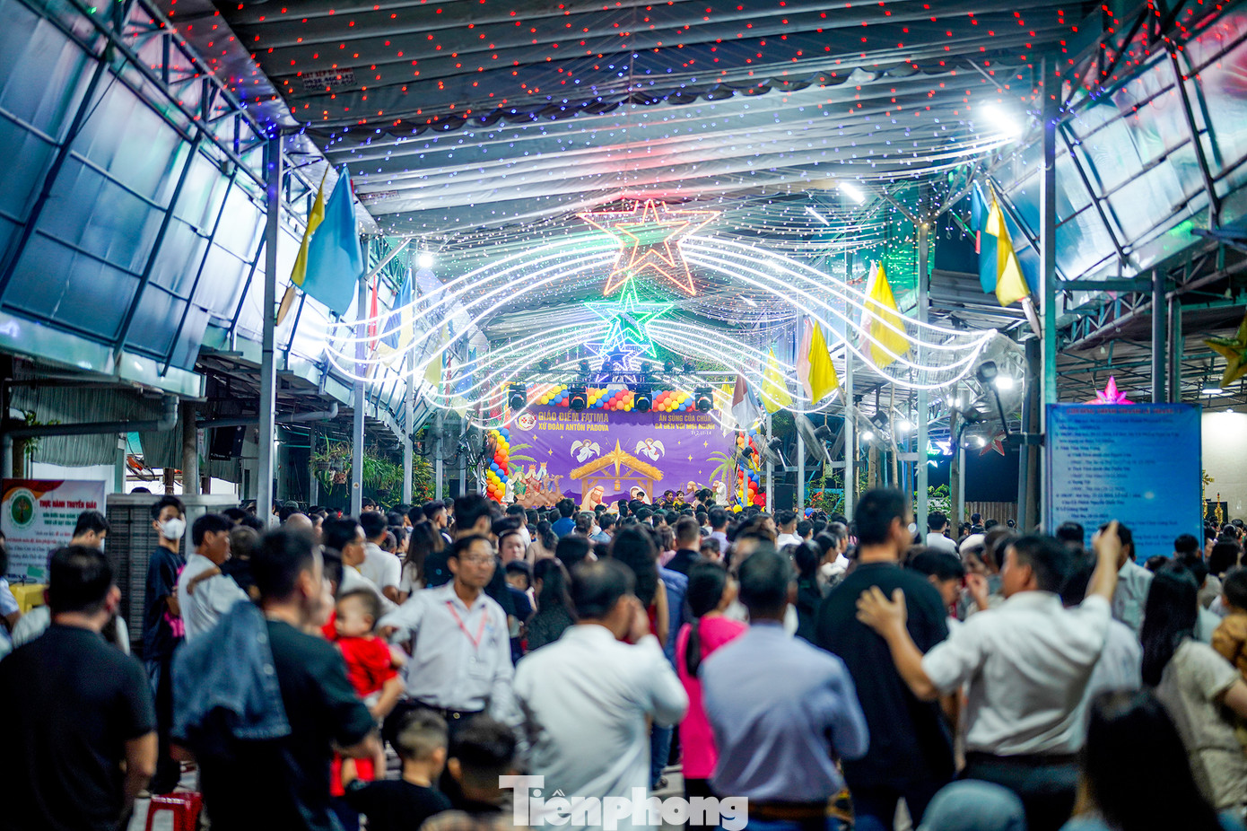 Cách đây hơn 2 năm, khi con đường Đồng Đen chạy qua giáo họ vẫn còn là đường đất đá thì người dân chưa đổ về đông đúc. Từ khi con đường được nâng cấp thành đường bê tông rộng 6m, việc đi lại và đời sống tinh thần người dân có nhiều thay đổi, nâng cao. Cách đây hơn 2 năm, khi con đường Đồng Đen chạy qua giáo họ vẫn còn là đường đất đá thì người dân chưa đổ về đông đúc. Từ khi con đường được nâng cấp thành đường bê tông rộng 6m, việc đi lại và đời sống tinh thần người dân có nhiều thay đổi, nâng cao.