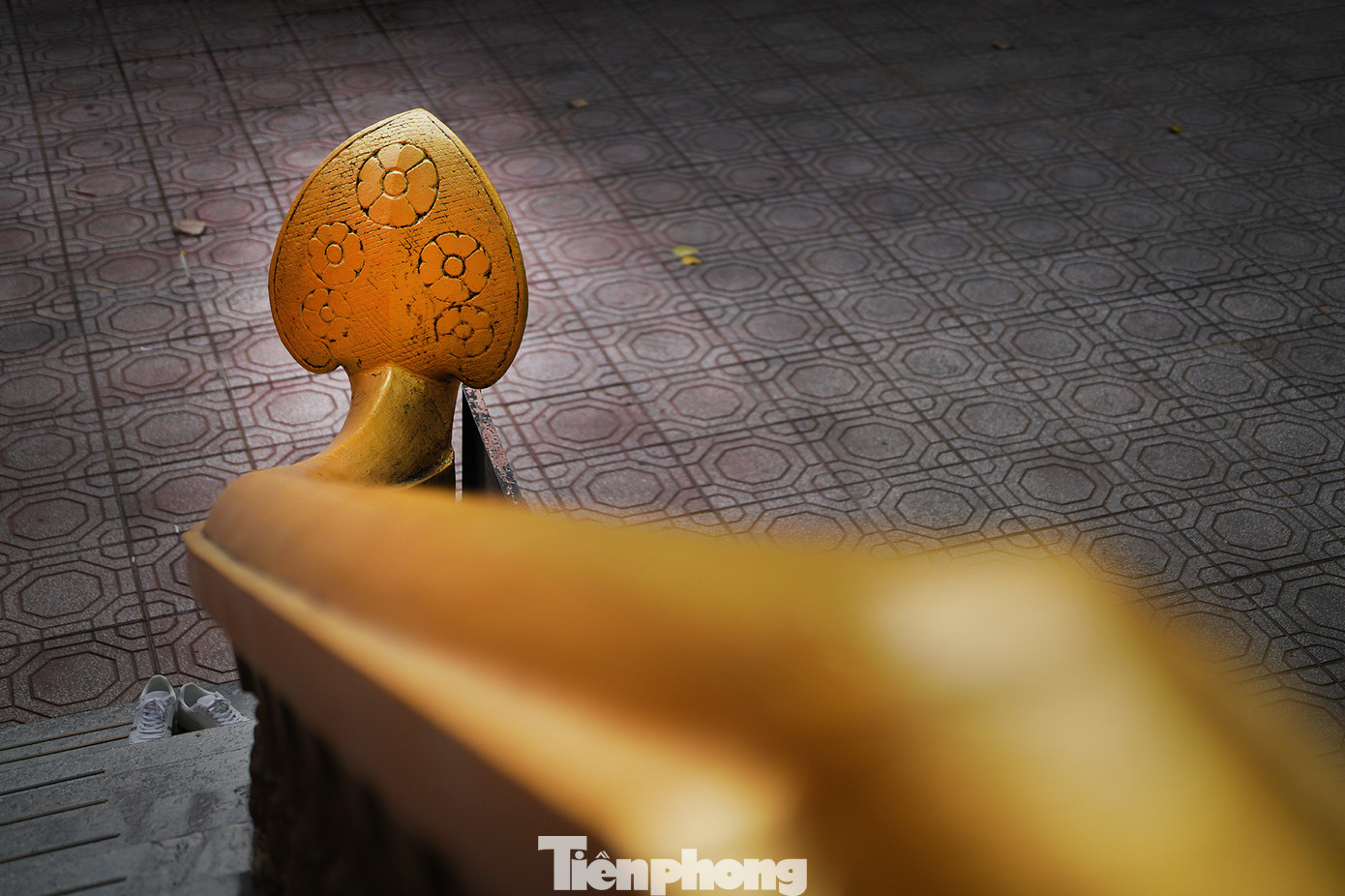 Cầu thang dẫn lên chánh điện được thiết kế gắn với hình ảnh rắn Naga. Rắn Naga nhiều đầu tượng trưng cho chiếc cầu nối thế giới con người đến thế giới tâm linh. Phổ biến nhất trong các chùa Khmer ở Nam bộ là rắn Naga 5 đầu. Cầu thang dẫn lên chánh điện được thiết kế gắn với hình ảnh rắn Naga. Rắn Naga nhiều đầu tượng trưng cho chiếc cầu nối thế giới con người đến thế giới tâm linh. Phổ biến nhất trong các chùa Khmer ở Nam bộ là rắn Naga 5 đầu.