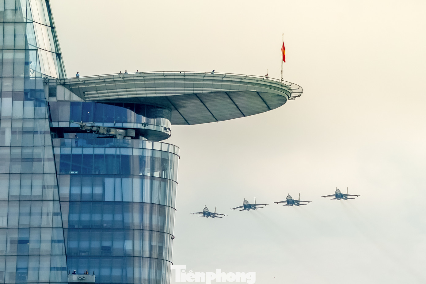 Sau đó là biên đội 4 chiếc tiêm kích Su- 30MK2 bay tầm thấp, hướng về Dinh Độc Lập.