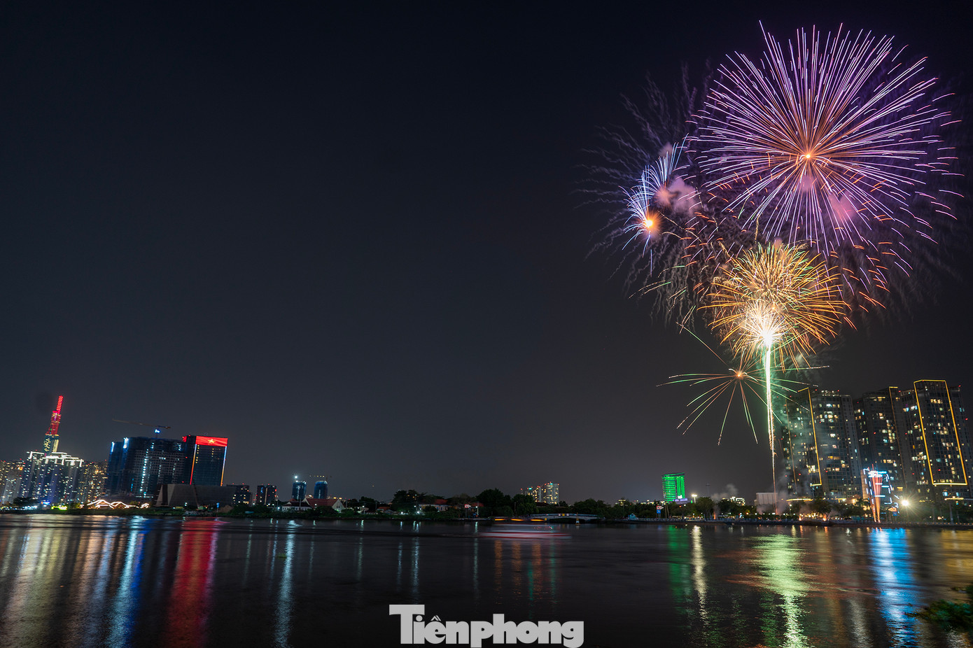 Vẫn là địa điểm bắn pháo hoa cũ nằm ở đầu hầm vượt sông Sài Gòn thuộc TP Thủ Đức. Vẫn là địa điểm bắn pháo hoa cũ nằm ở đầu hầm vượt sông Sài Gòn thuộc TP Thủ Đức.