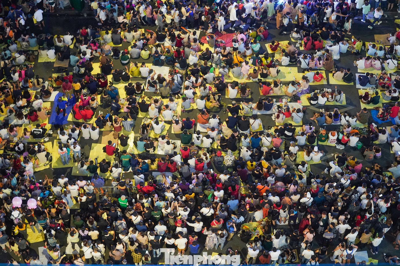 Tầm 20h, đoạn Tôn Đức Thắng từ Đồng Khởi đến Hàm Nghi được phong toả, phục vụ cho người đi bộ. Lượng người đổ về mỗi lúc một đông khi thời gian càng trôi về thời khách giao thừa.