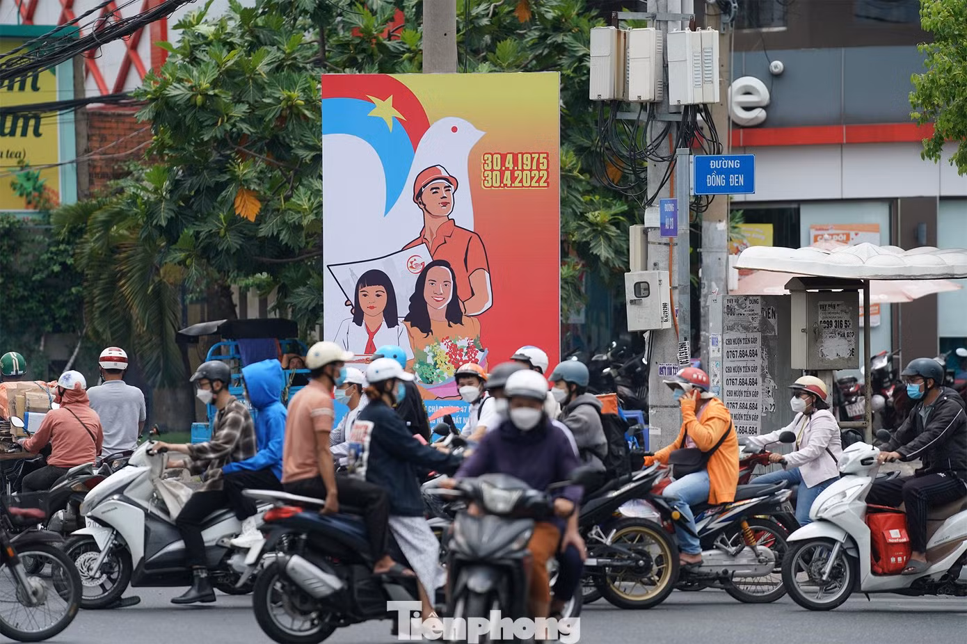 Các ngã đường bắt đầu xuất hiện hiện nhiều pano tuyên truyền đủ sắc màu.