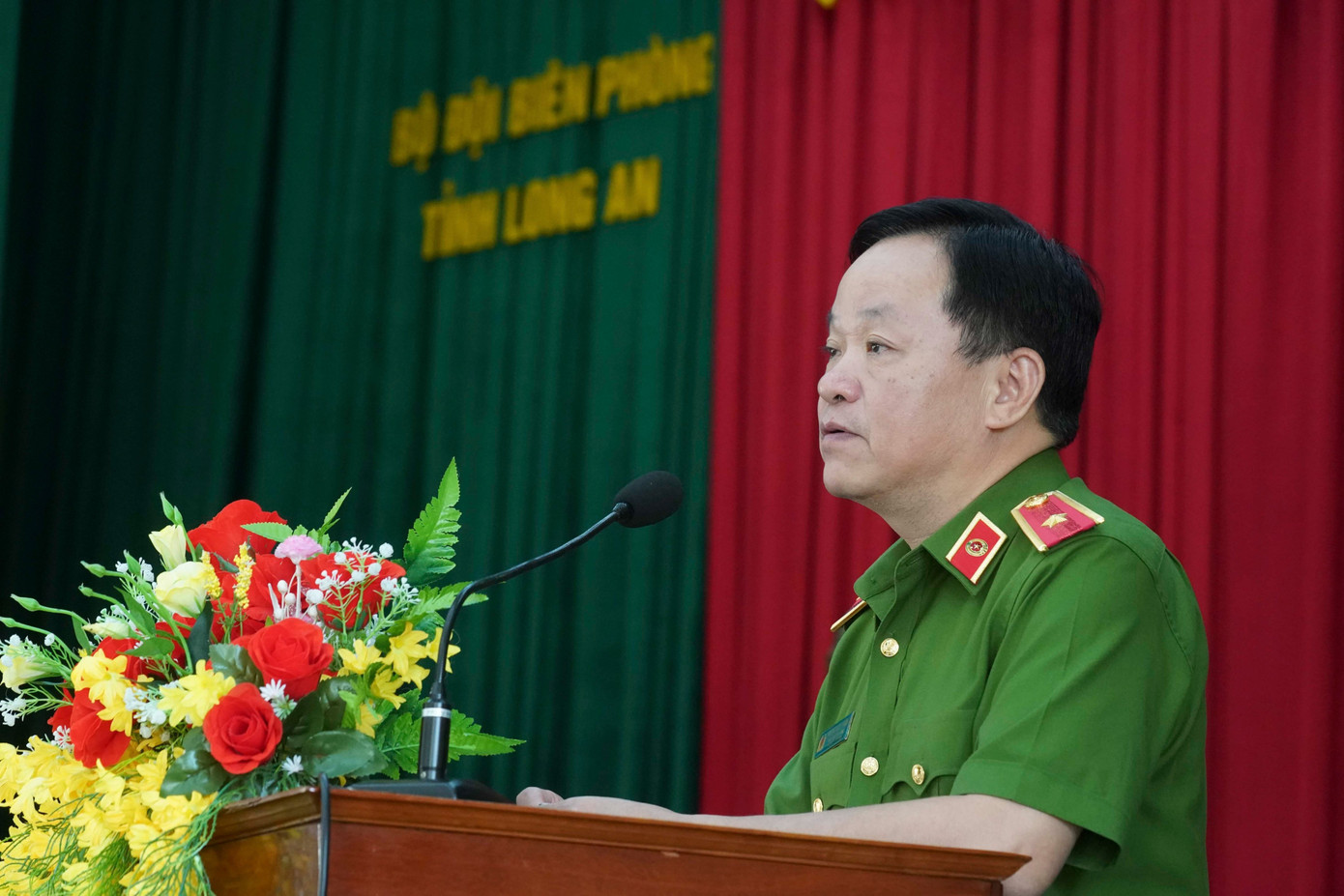 Thiếu tướng Phùng Đức Thắng – Phó Cục trưởng Cục Cảnh sát quản lý hành chính về trật tự xã hội ( Bộ Công an) phát biểu tại hội nghị. Thiếu tướng Phùng Đức Thắng – Phó Cục trưởng Cục Cảnh sát quản lý hành chính về trật tự xã hội ( Bộ Công an) phát biểu tại hội nghị.